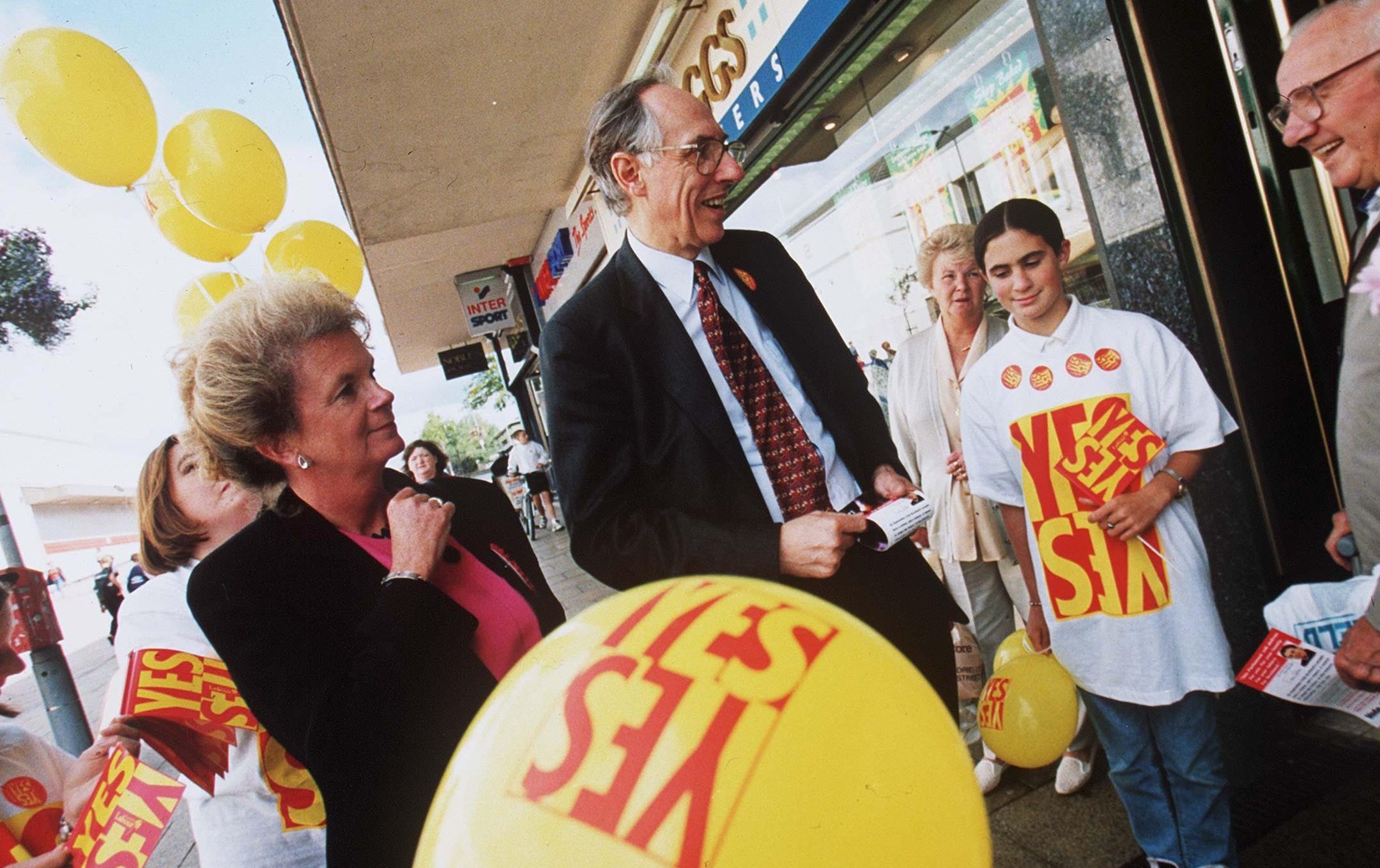 Donald Dewar campaigning for devolution, 1997 (SUTTON-HIBBERT/REX/Shutterstock)