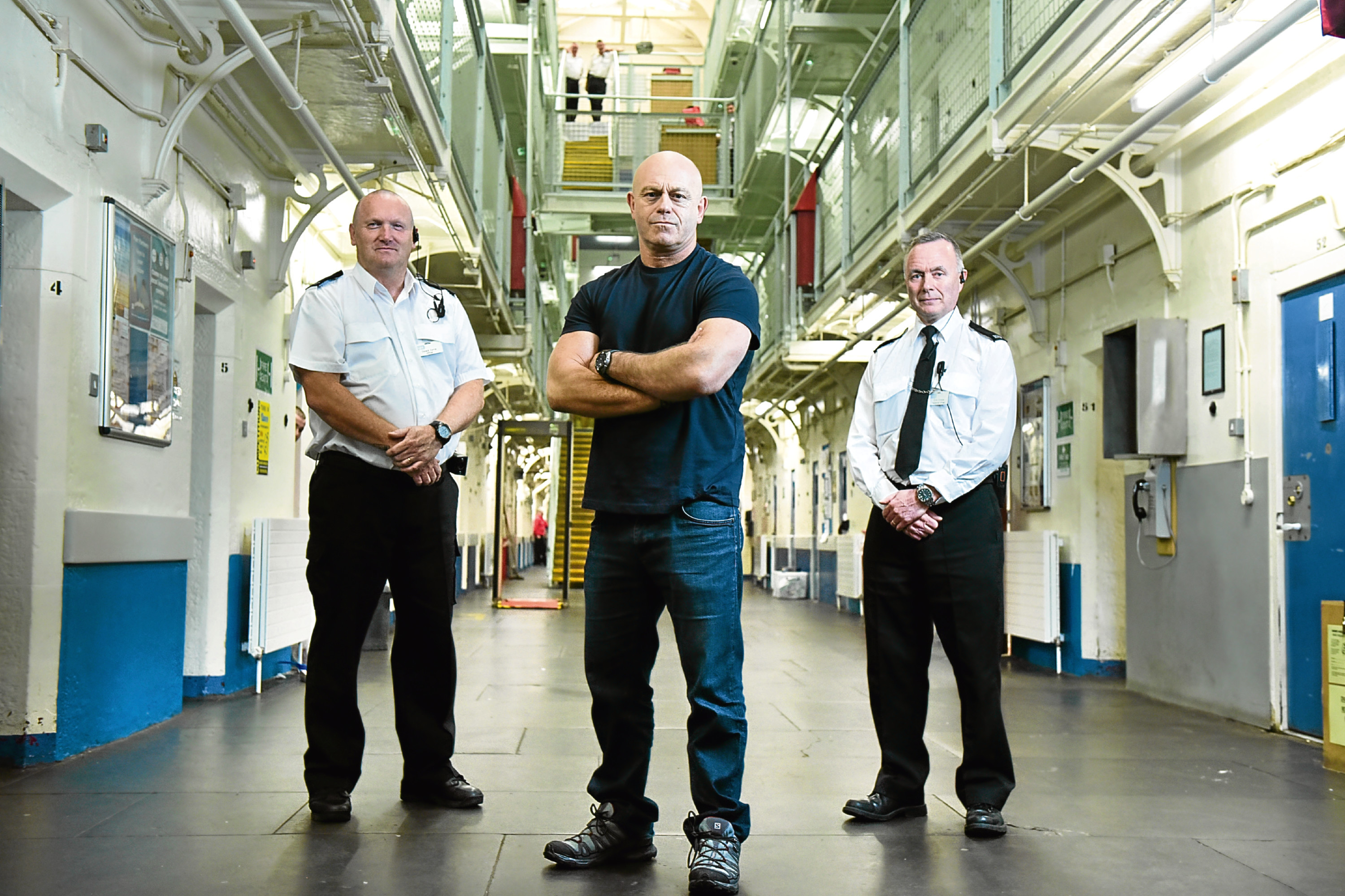 Ross Kemp (centre) flanked by two prison guards in Barlinnie Prison (ITV)