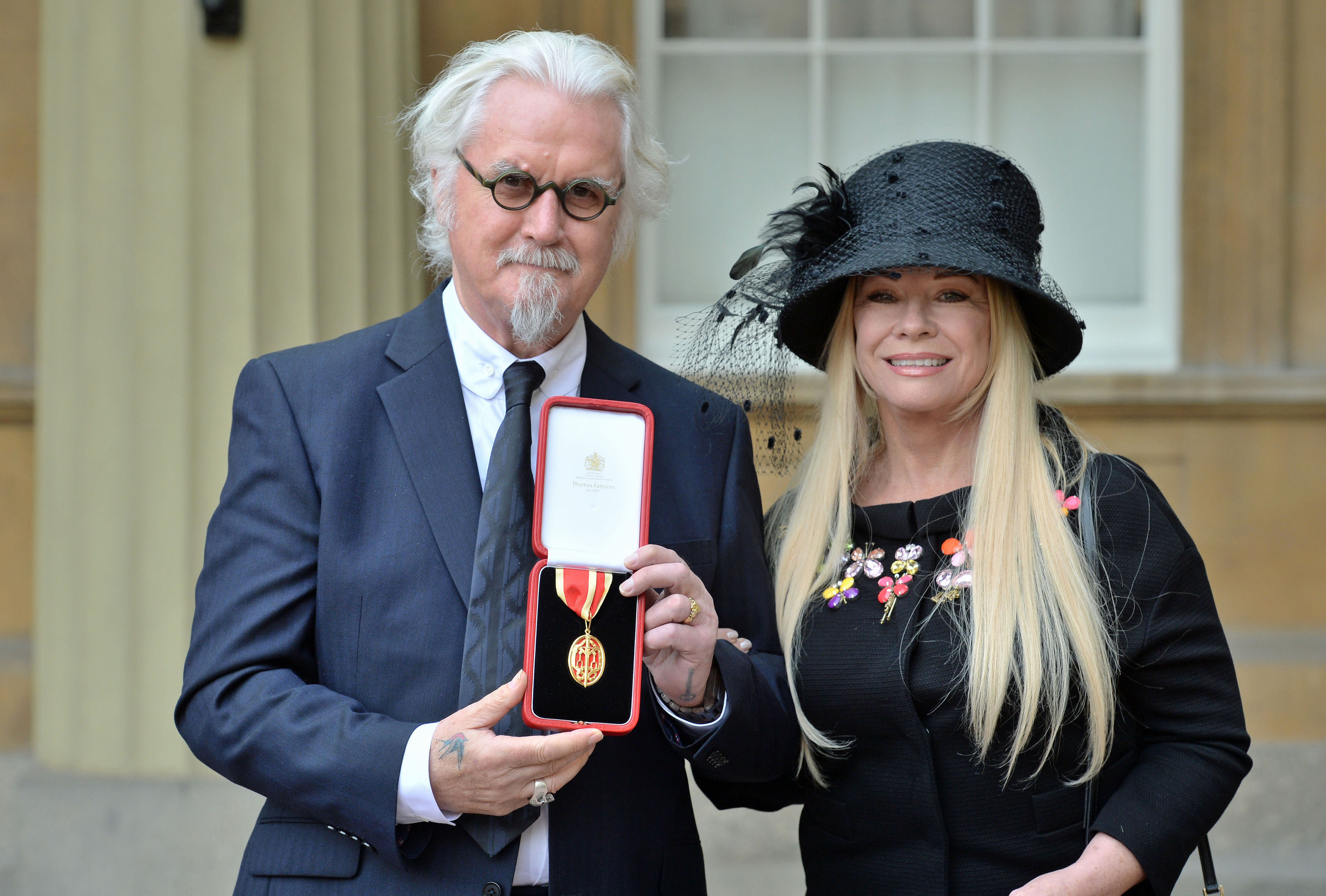 Sir Billy Connolly poses with his wife Pamela Stephenson, after being knighted by the Duke of Cambridge (John Stillwell - WPA Pool / Getty Images)