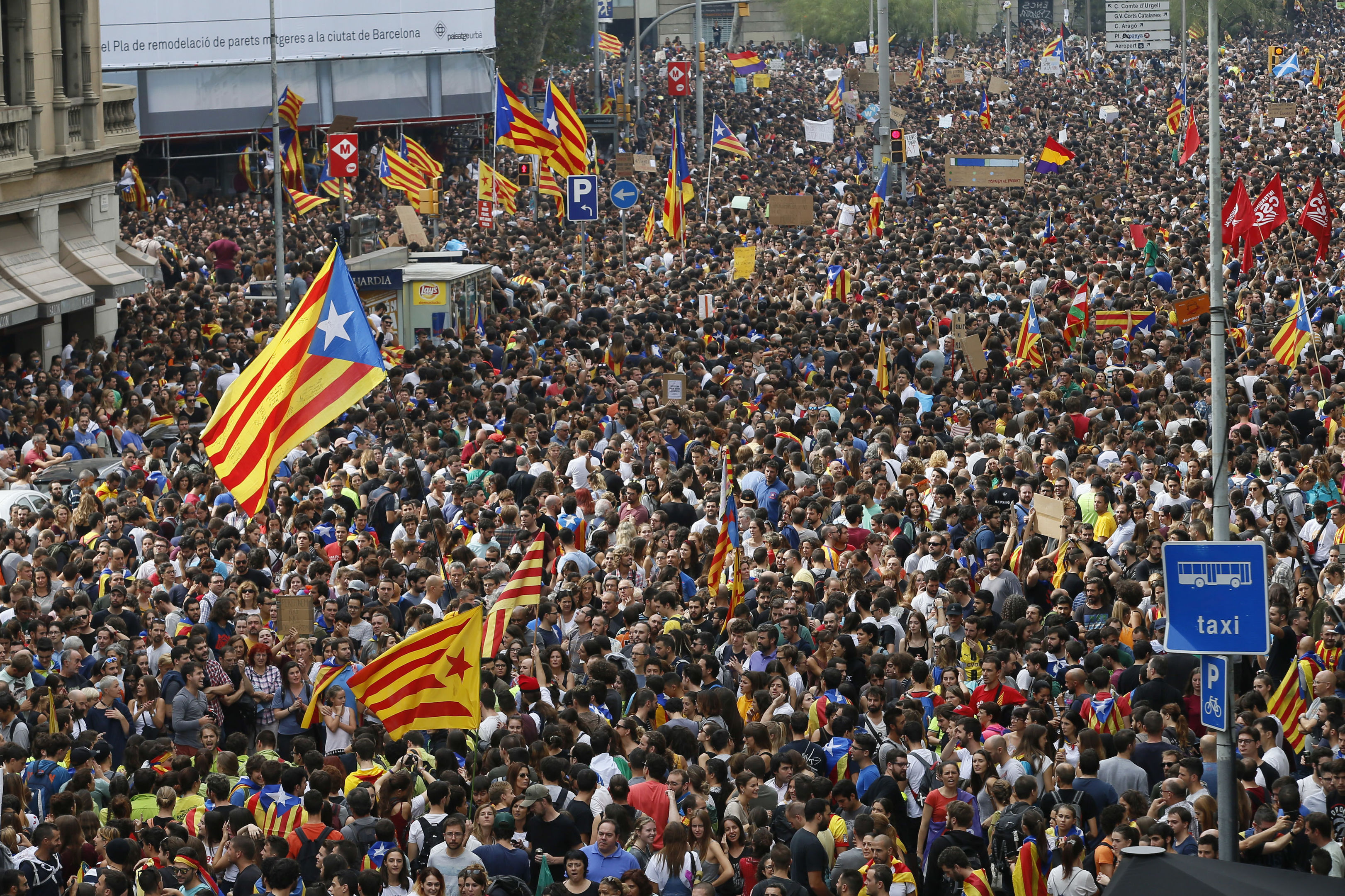 Protesters, some with ''esteladas'' or Catalonia independence flags pack the city center during a one-day strike in Barcelona, Spain, Tuesday Oct. 3, 2017. (AP Photo/Bob Edme)