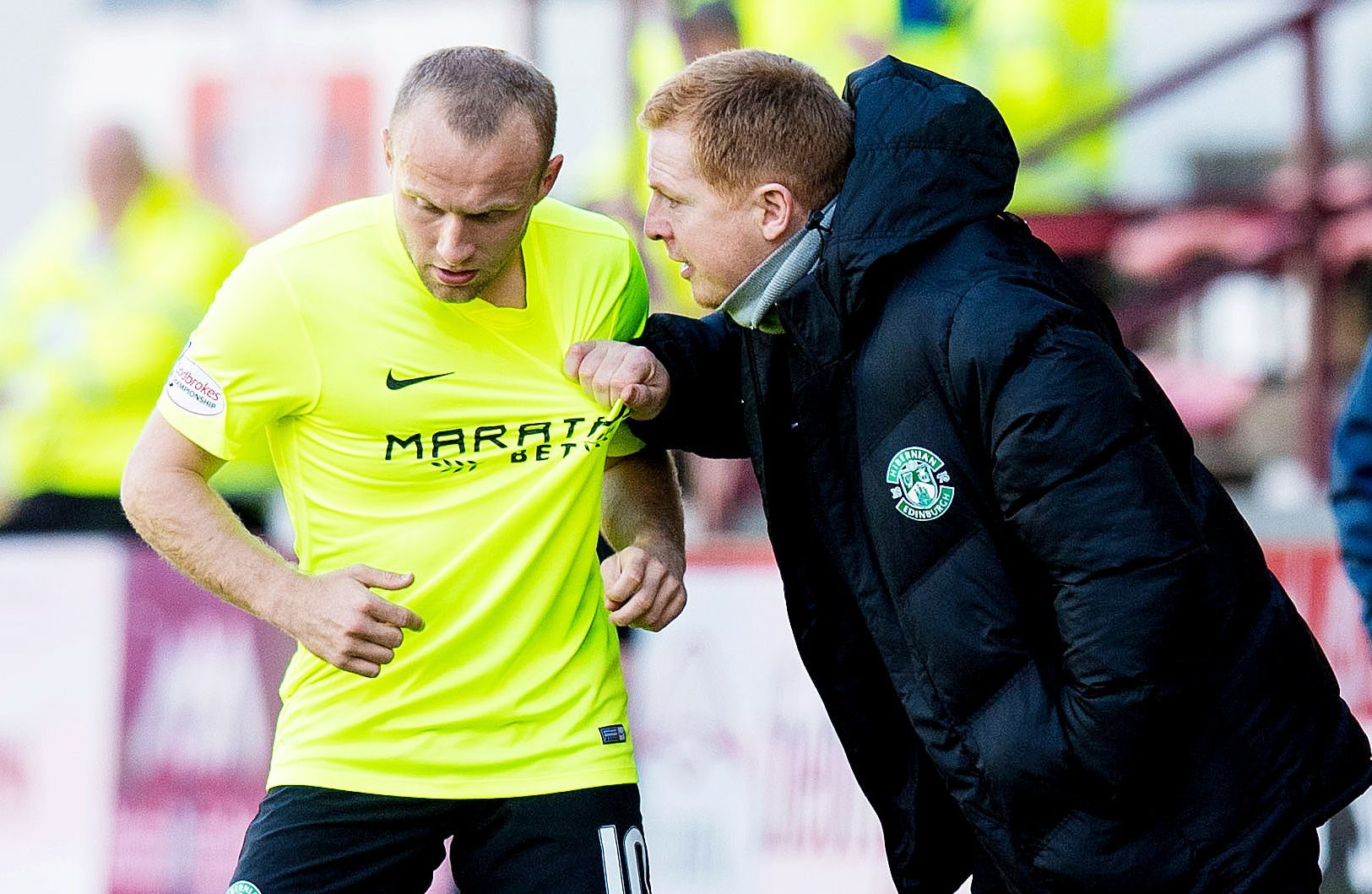 Hibernian manager Neil Lennon (right) speaks to Dylan McGeouch (SNS Group)