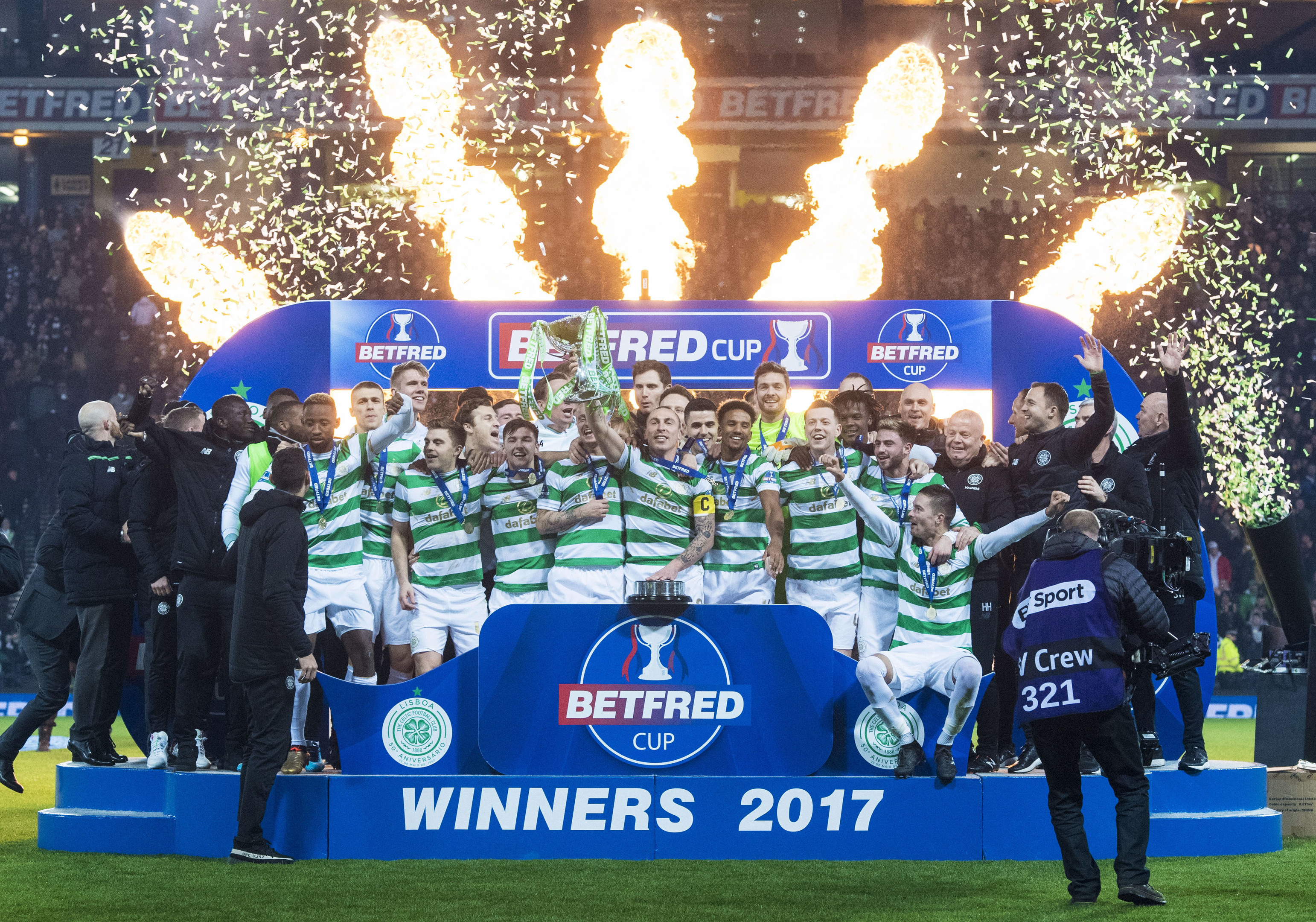 The Celtic team lift the Betfred Cup (SNS Group / Craig Williamson)