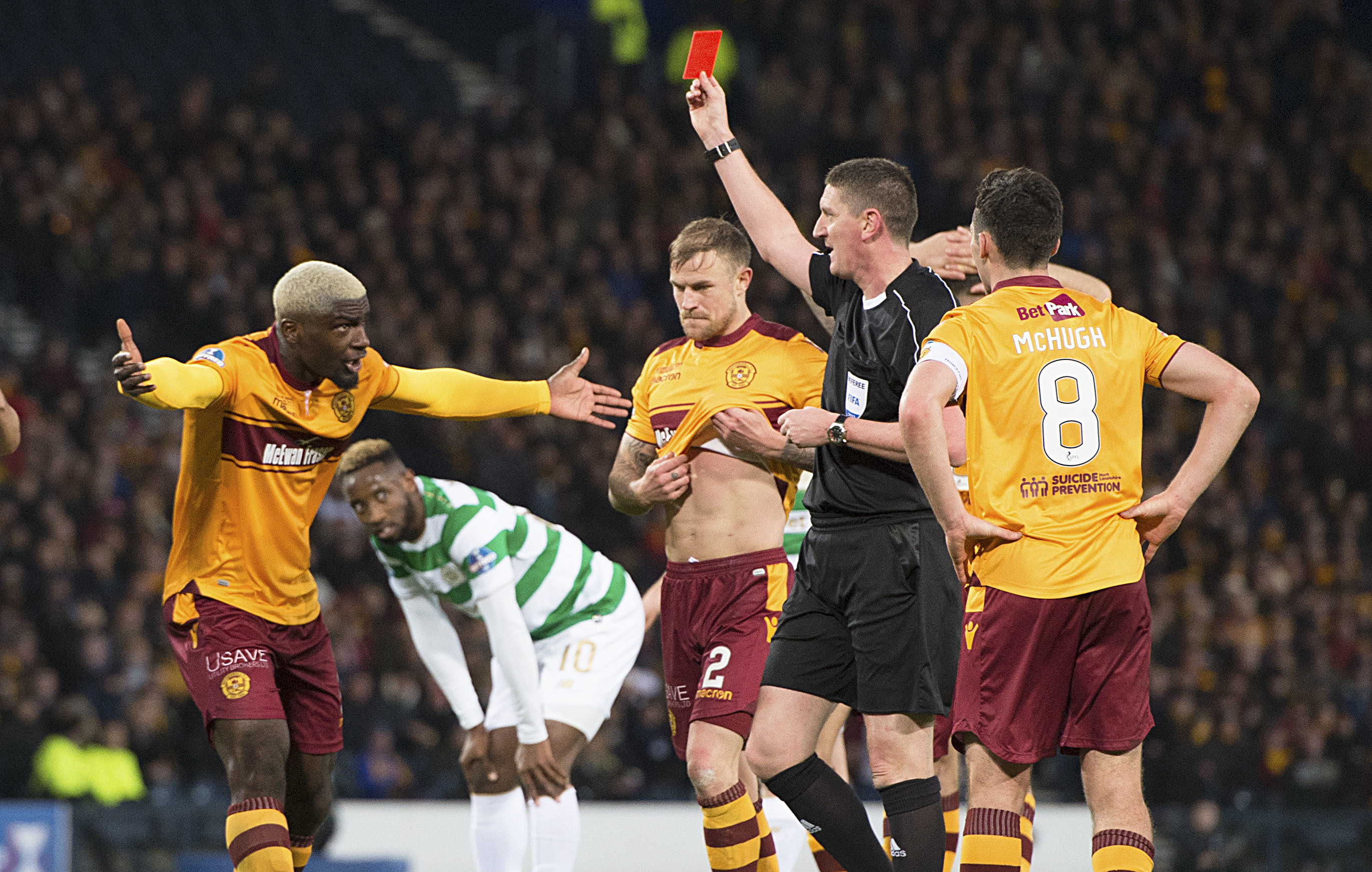Craig Thomson shows Cedric Kipre a red card in the cup final (SNS Group / Ross Parker)