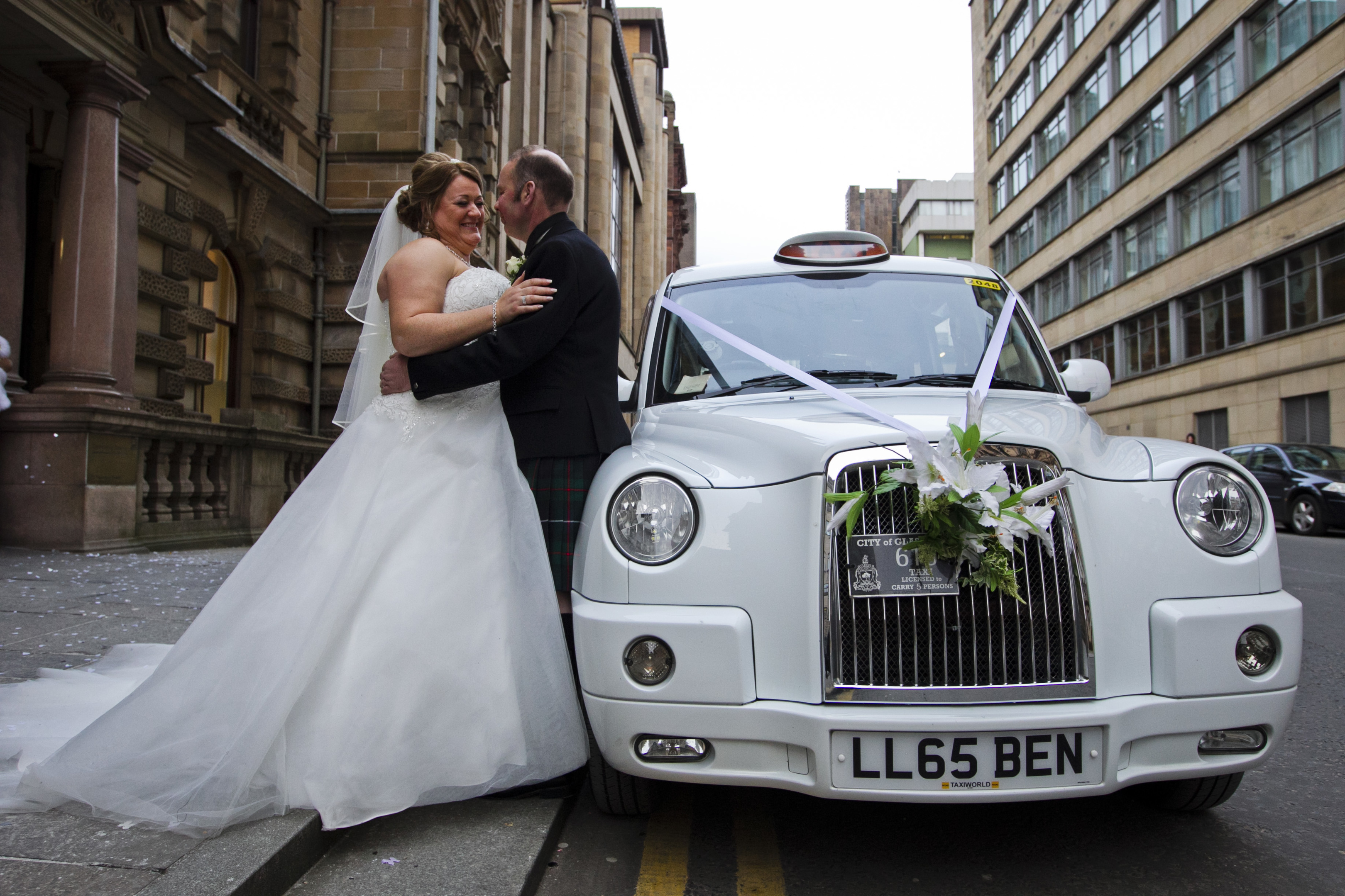 Tracy and Crawford Robertson marry at the registry office (Andrew Cawley / DC Thomson)