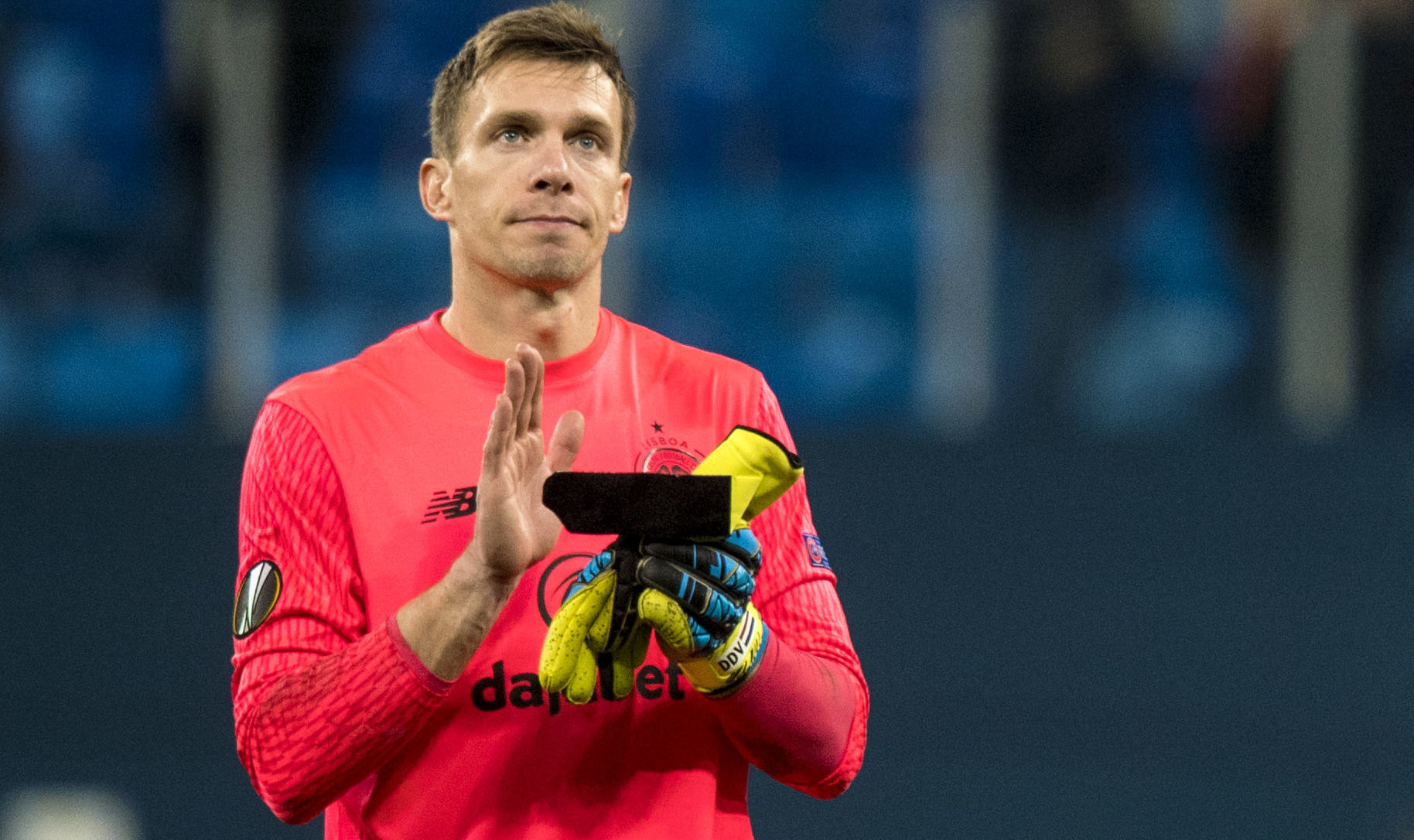 Celtic goalkeeper Dorus de Vries applauds the fans at full time (SNS Group / Craig Williamson)