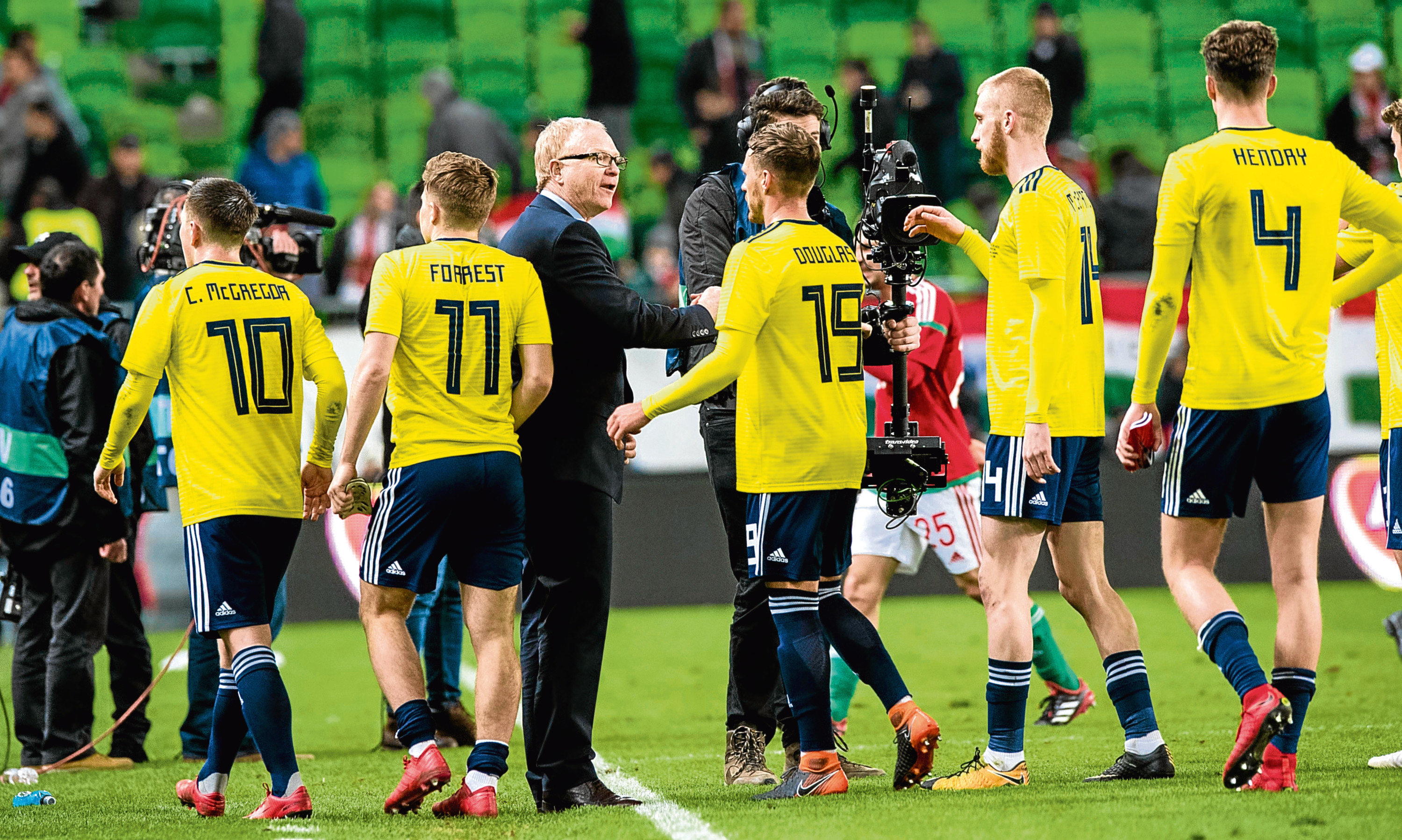 Alex McLeish congratulates his players in Budapest following their 1-0 win over Hungary last Tuesday (SNS Group / Alan Harvey)