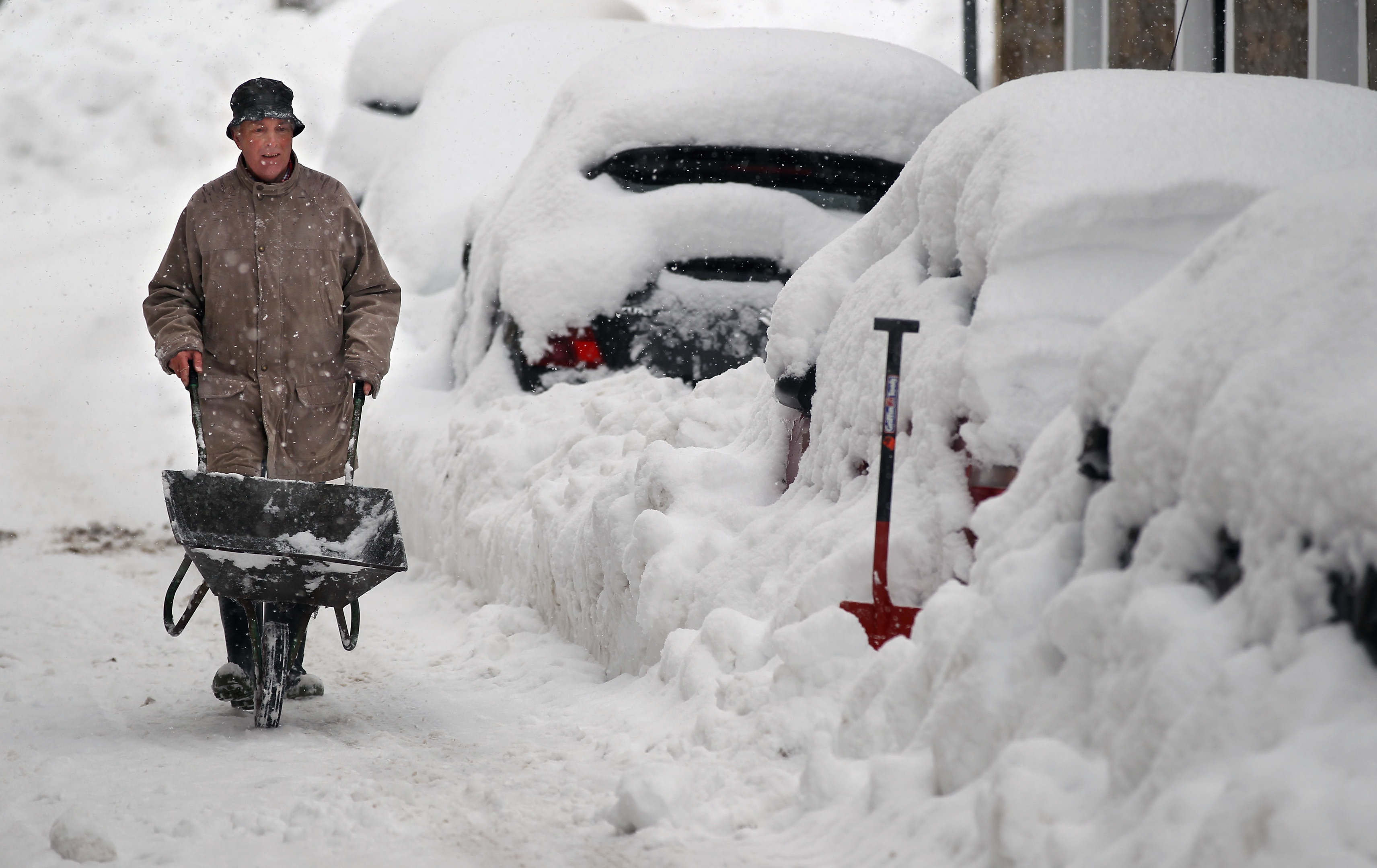 Clearing the snow in Dunning (Jeff J Mitchell/Getty Images)