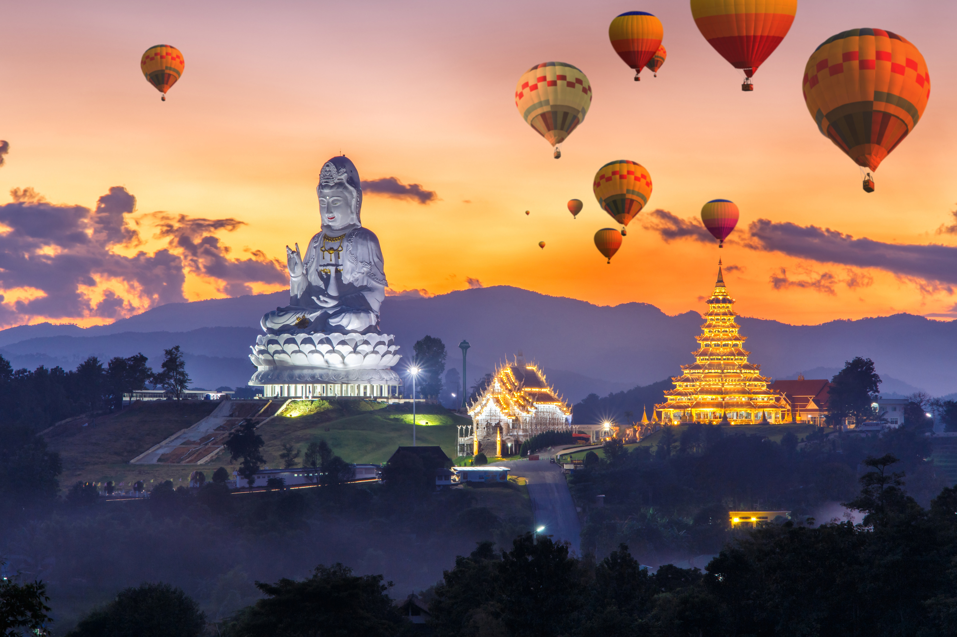 Colorful hot air balloons flying over Wat Huay Pla Kang (Getty Images/iStock)