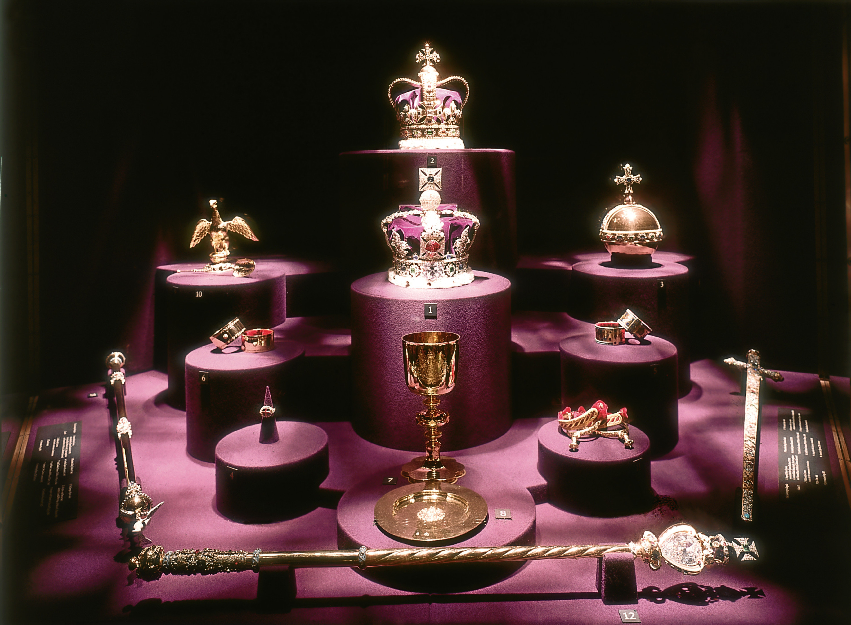 The British crown jewels  (Fox Photos/Getty Images)