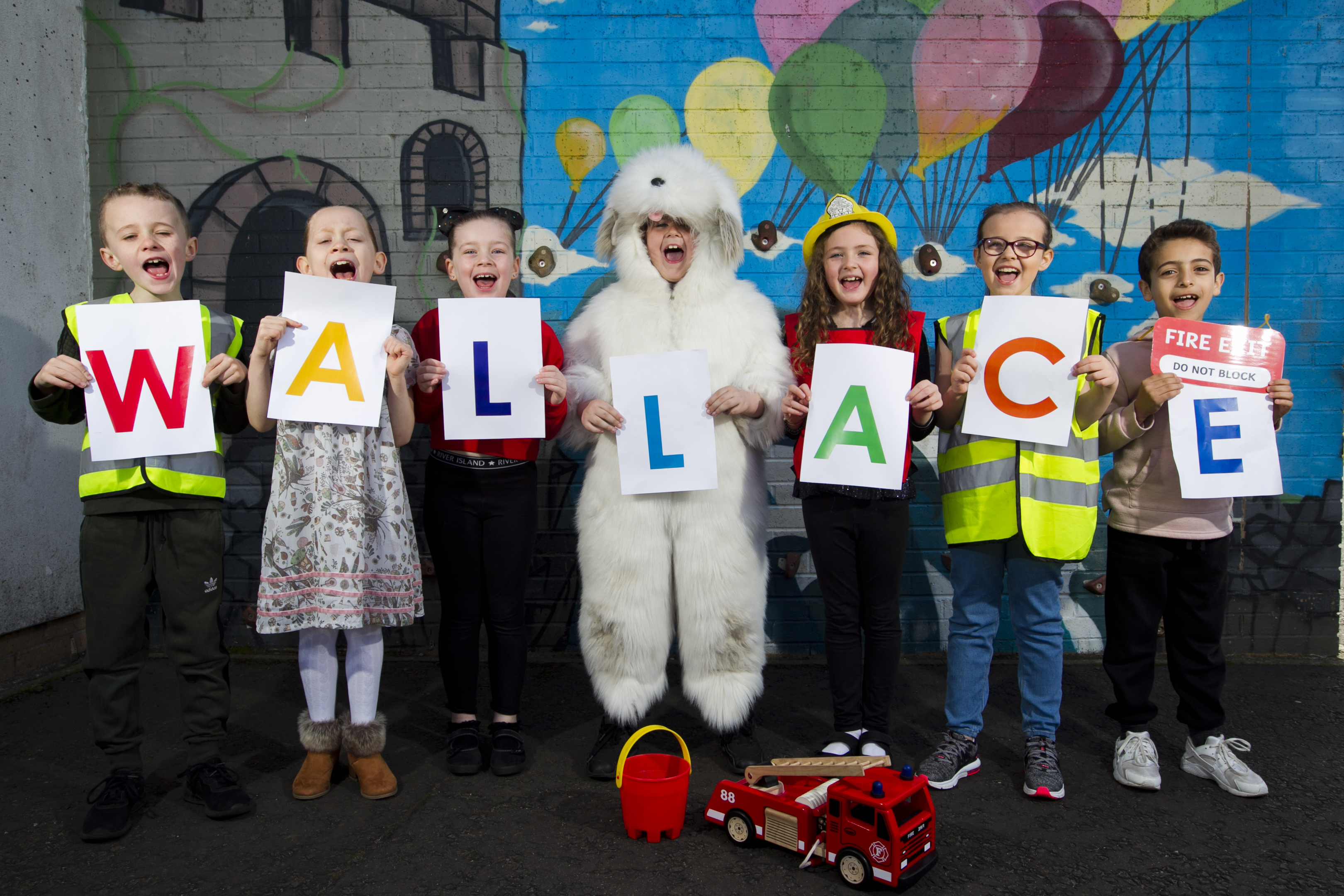 Children from Saracen Primary School, who are campaigning to have a statue of the famous Wallace the Fire Dog (Andrew Cawley / DC Thomson)