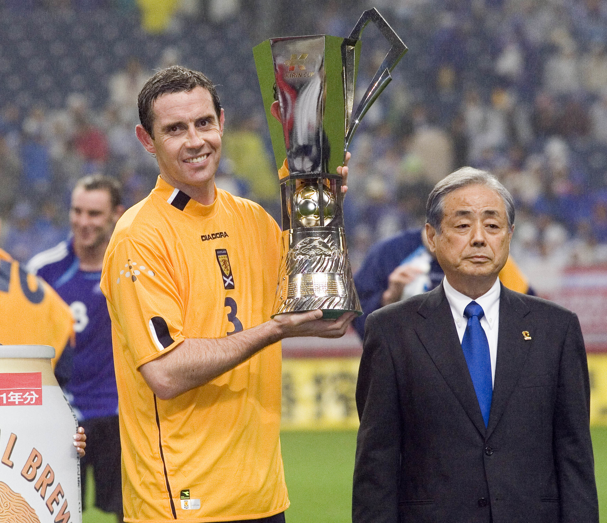 Scotland captain David Weir and his team-mates claimed the Kirin Cup in 2006 (SNS Group / Alan Harvey)