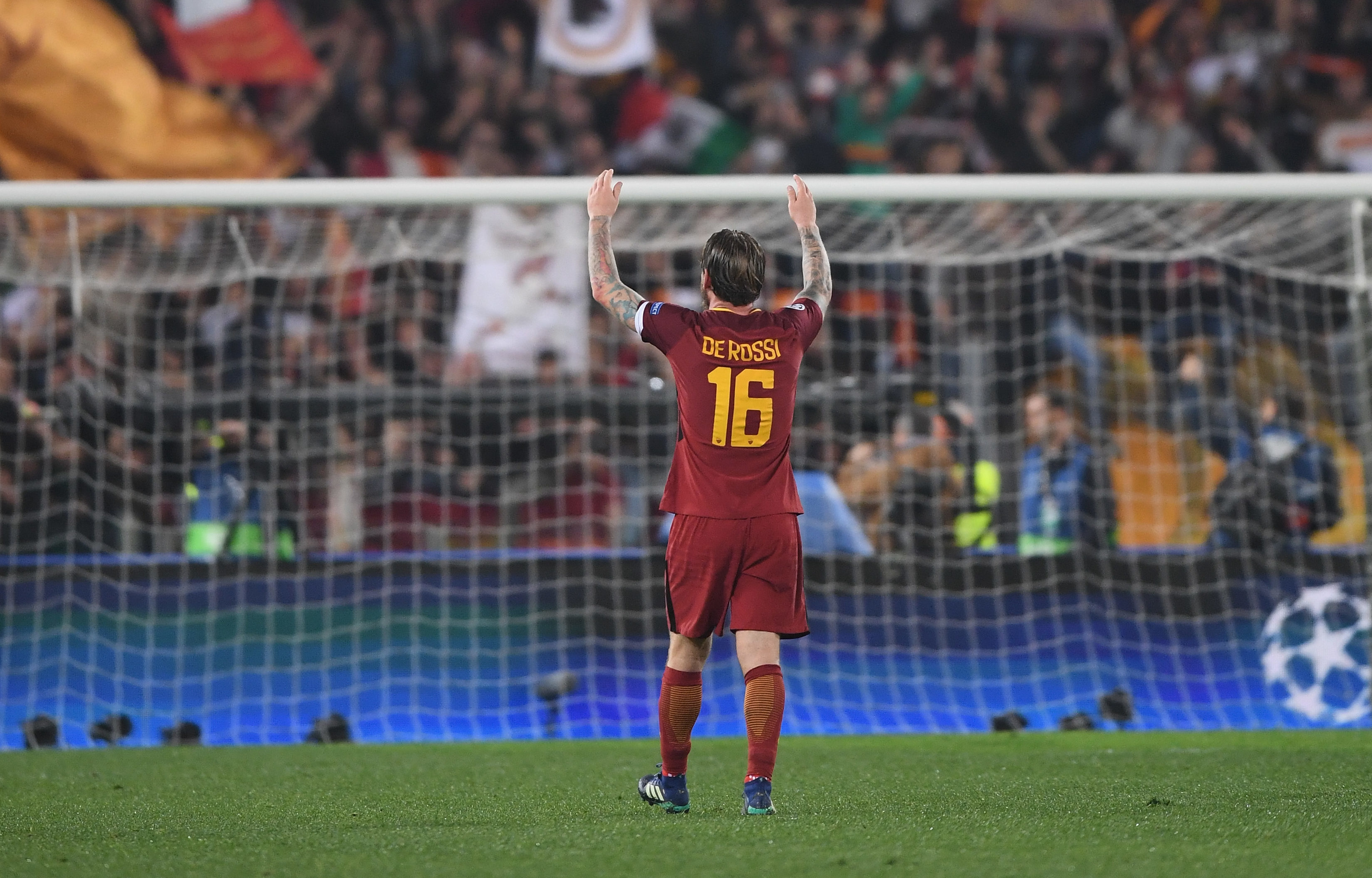 Daniele De Rossi of AS Roma celebrates victory (Michael Regan/Getty Images)