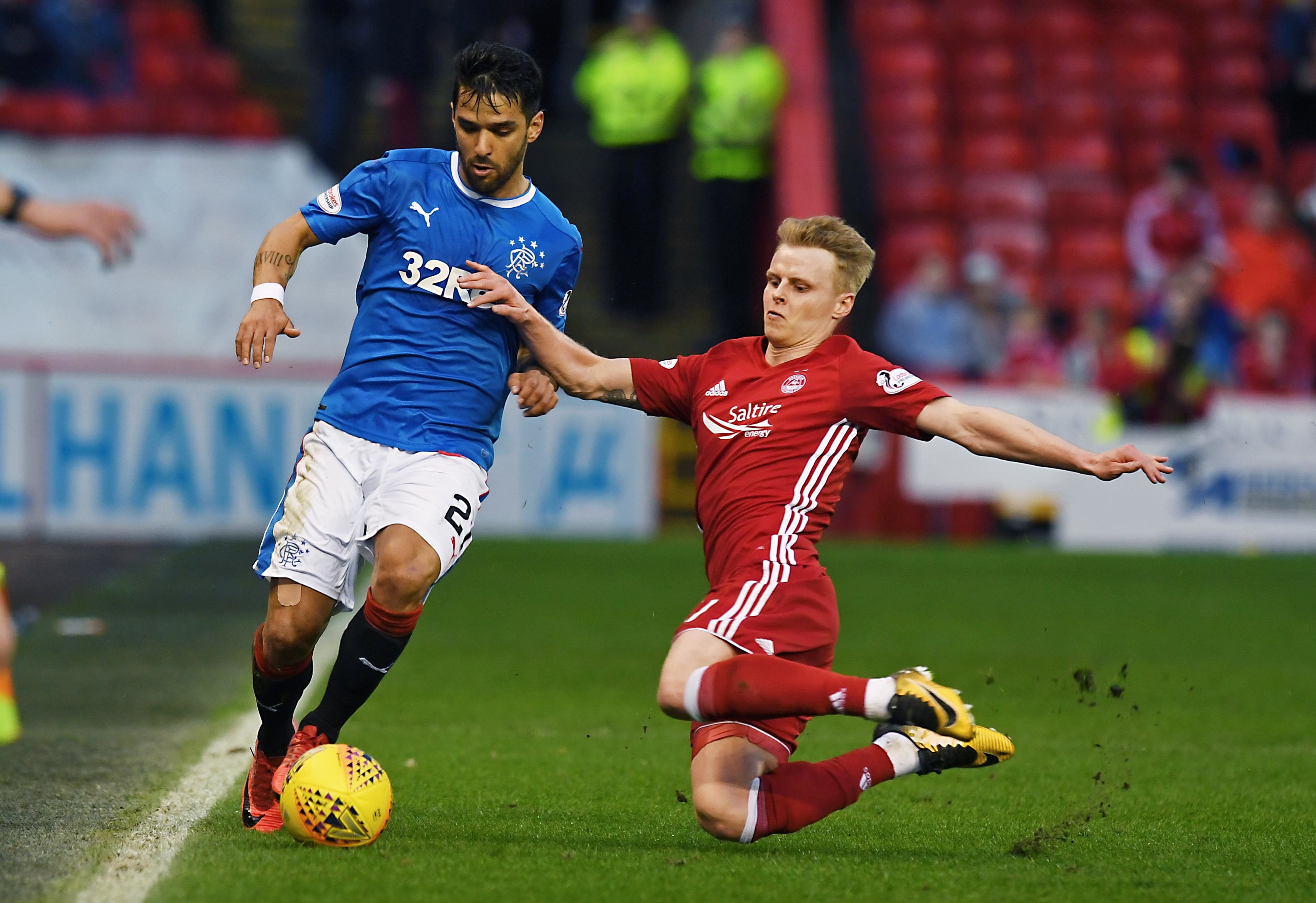 Rangers' Daniel Candeias (L) in action with Aberdeen's Gary Mackay-Steven (SNS Group)