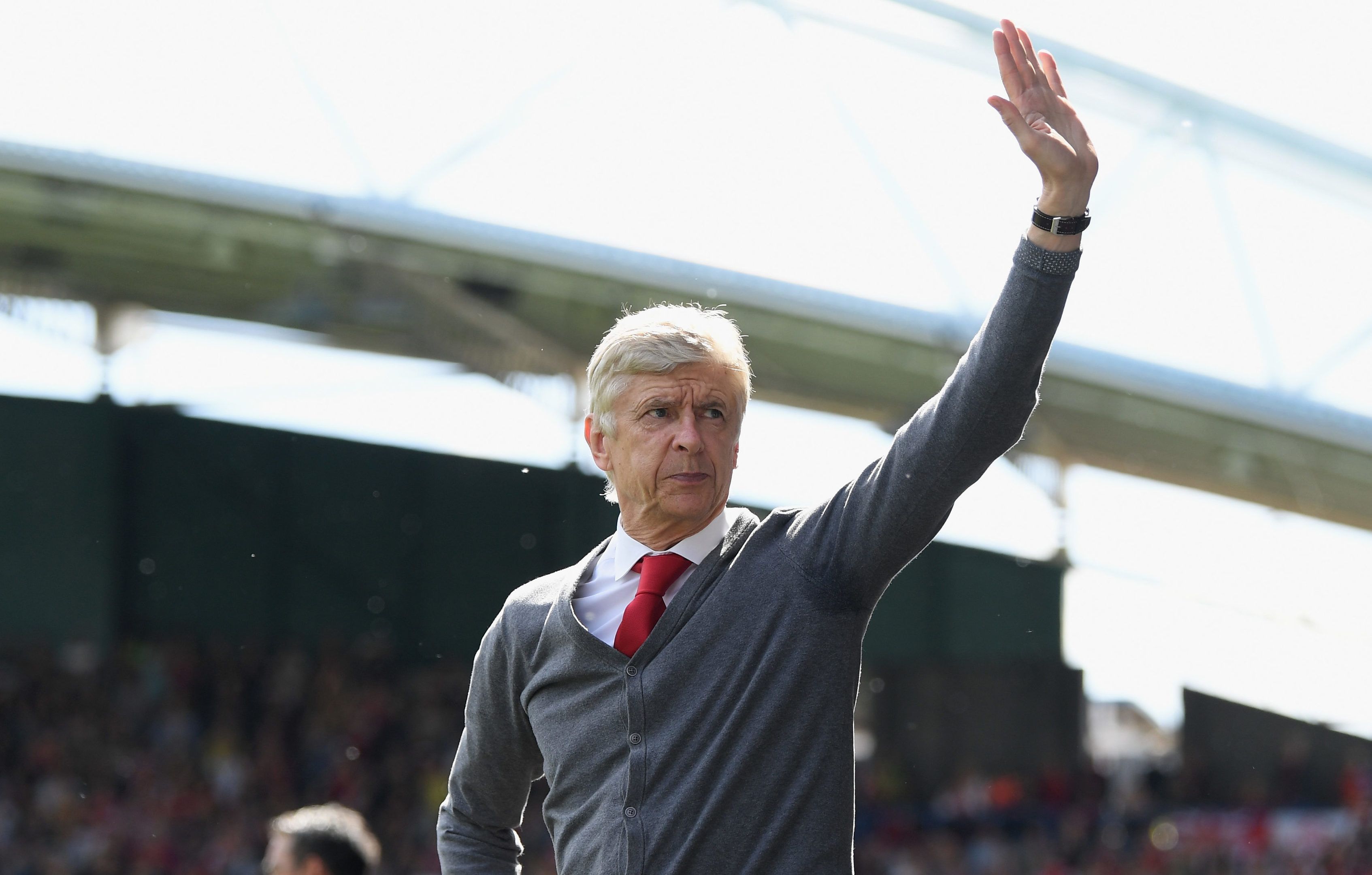 Arsenal manager Arsene Wenger bids farewell (Shaun Botterill/Getty Images)
