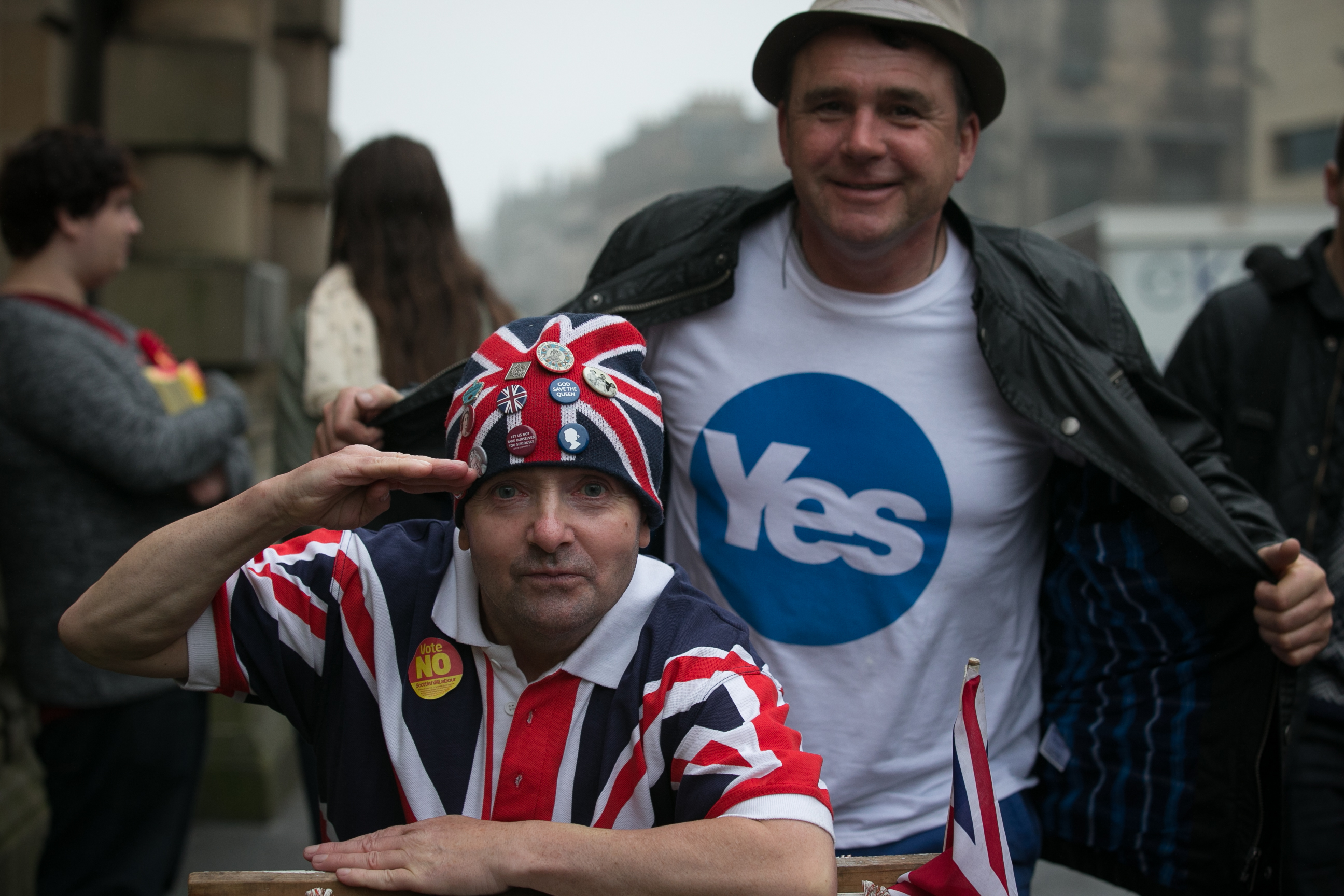 Voters agreeing to disagree at an Edinburgh polling station in September 2014 (Matt Cardy/Getty Images)