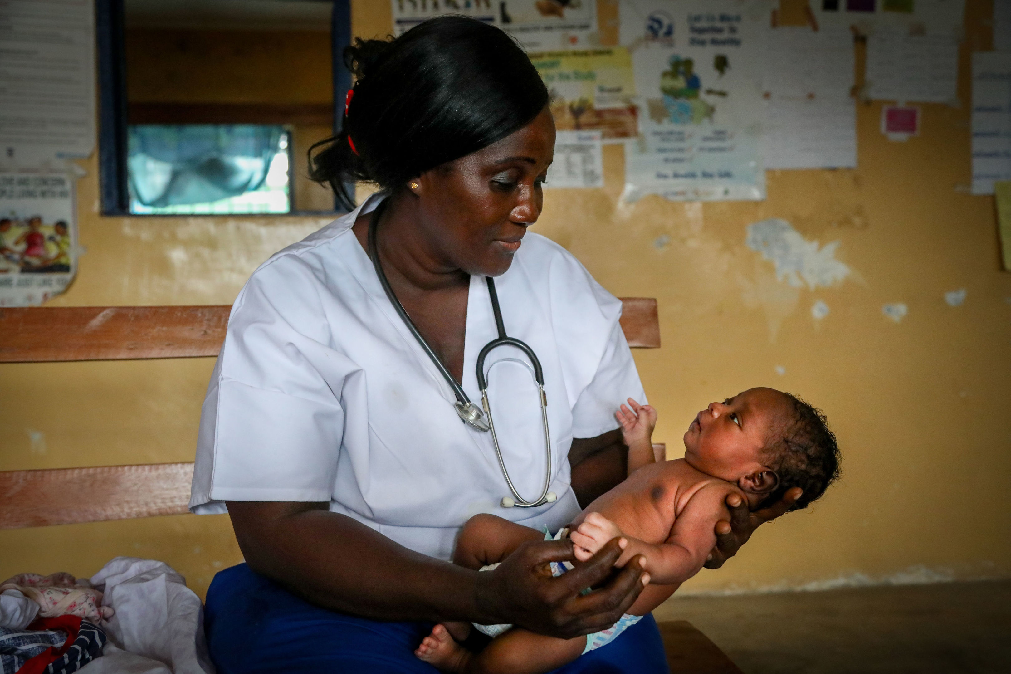 Alice Sumo holds two day old Alex in White Plains Clinic, Liberia (Hanna Adcock / Save the Children/PA Wire)
