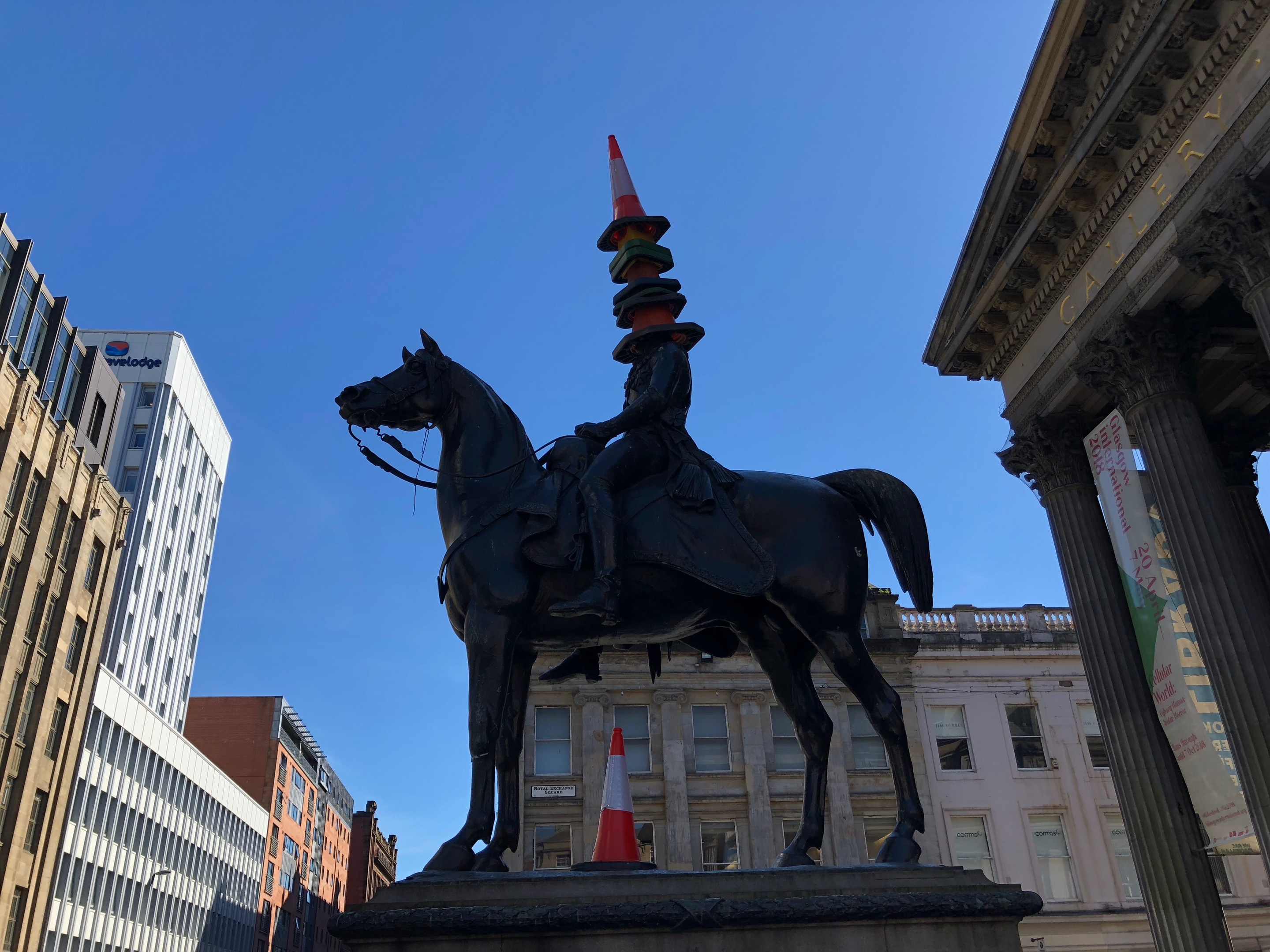 Glasgows' Duke of Wellington Statue enjoys a few cones in the sunshine (Ross Crae / DC Thomson)