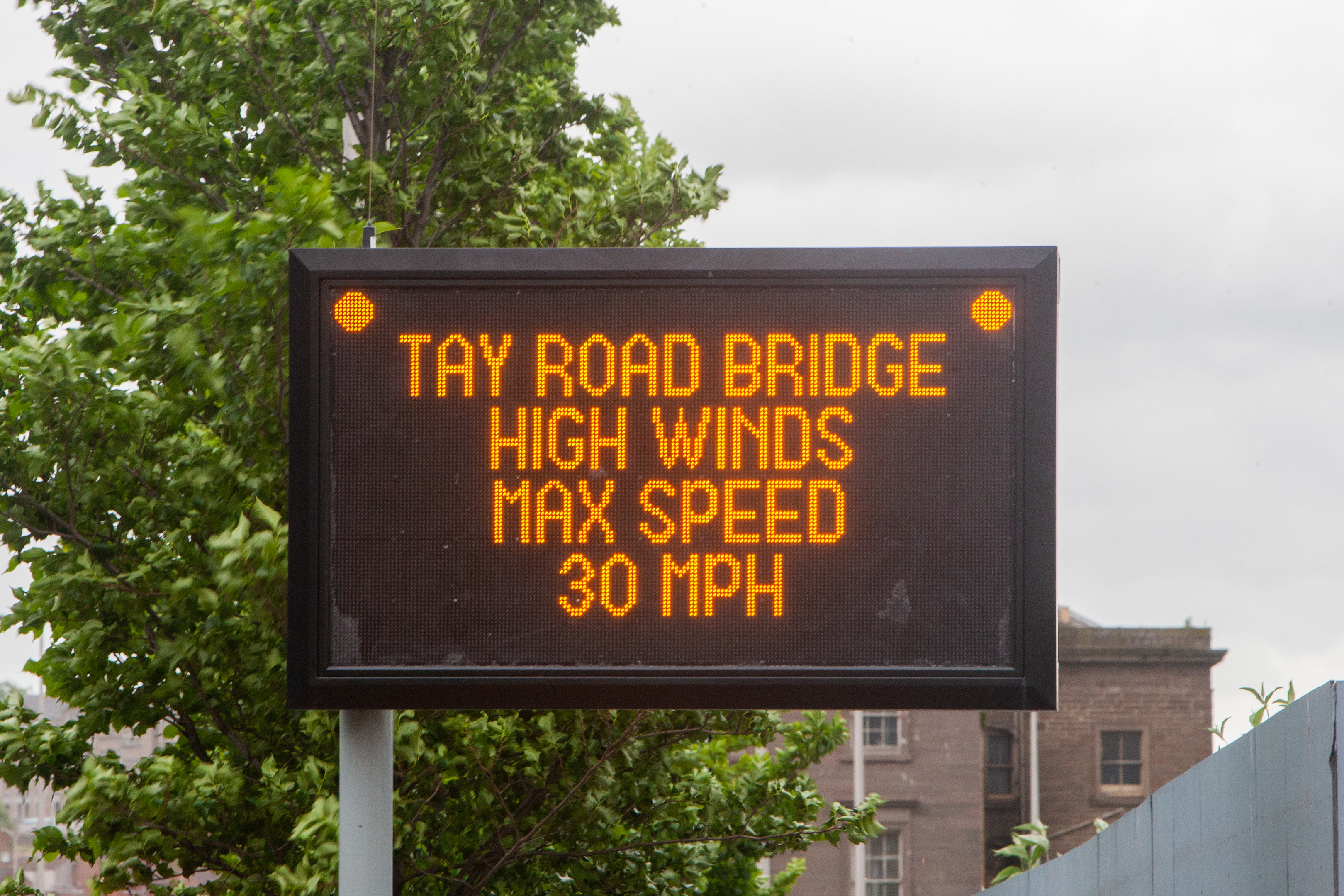 Tay Bridge warning sign as Storm Hector hits (Steve MacDougall / DC Thomson)