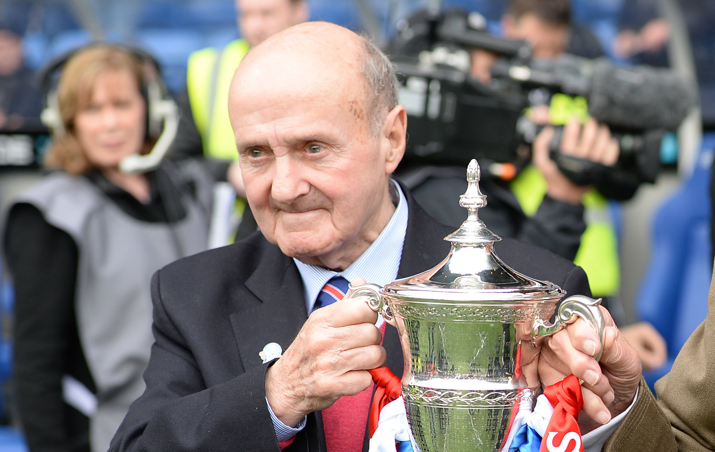 Johnny Hubbard presents the Scottish League One trophy in 2014 (SNS Group)