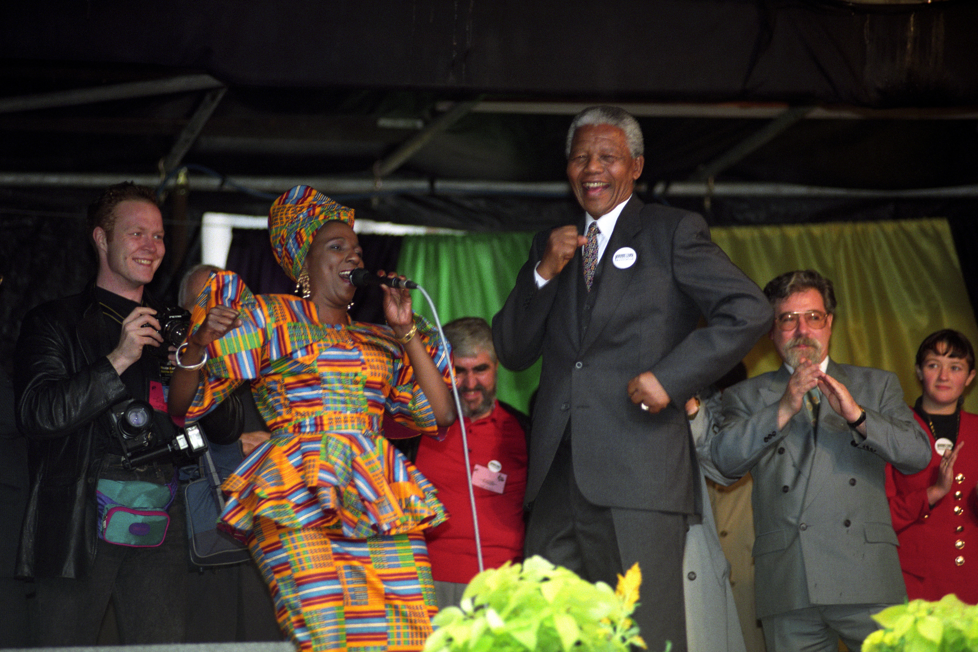 Marah Louw and Nelson Mandela on stage in Glasgow, 1993 (PA)