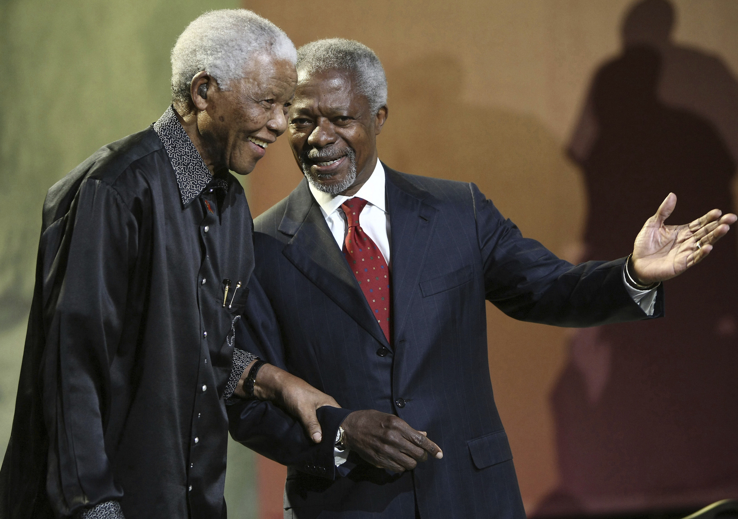Nelson Mandela and former United Nations Secretary General Kofi Annan arrive together at the 5th Nelson Mandela Annual Lecture (AP Photo, File)