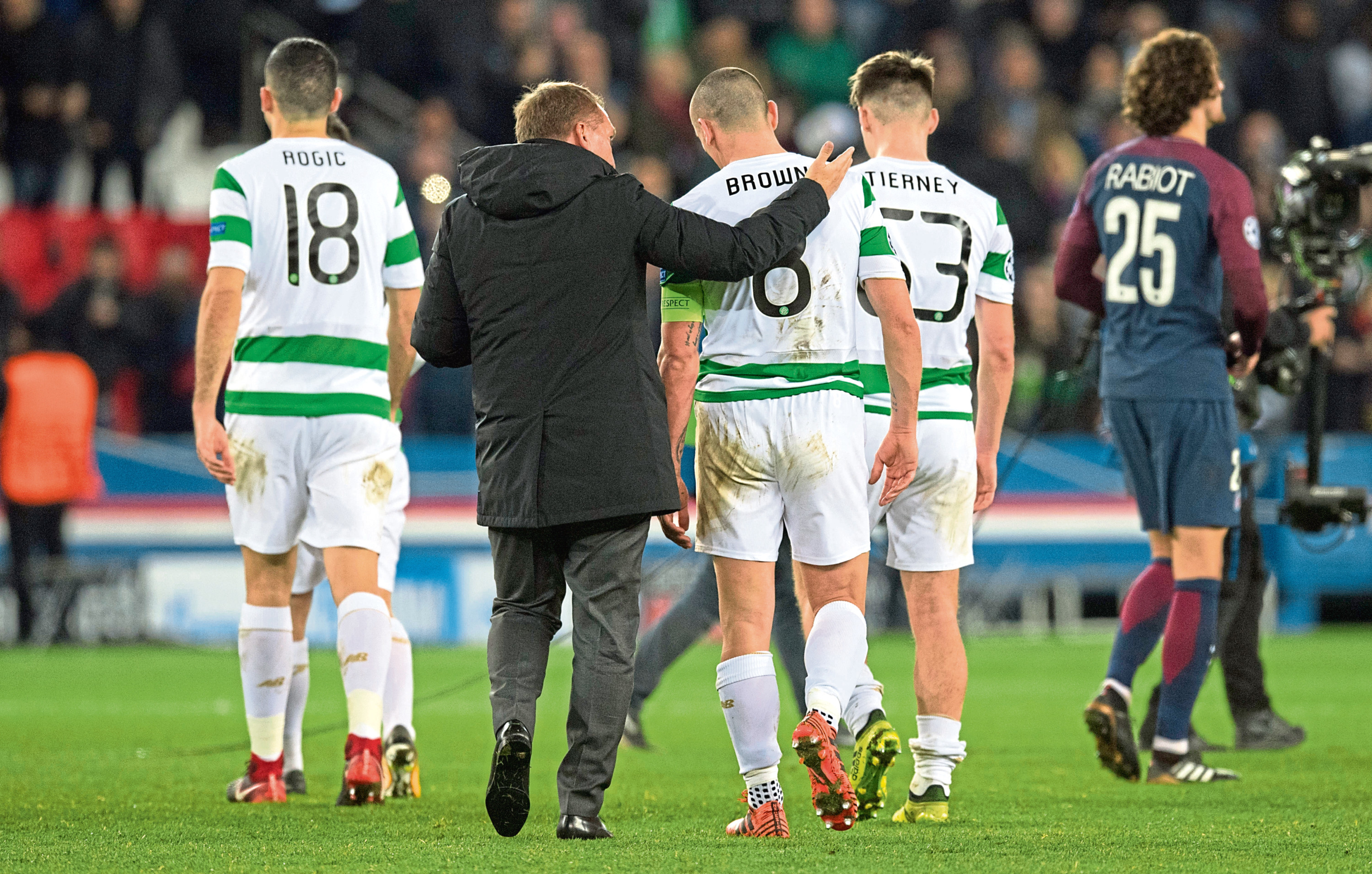 Brendan Rodgers consoles Scott Brown after the 7-1 defeat in Paris (SNS Group)