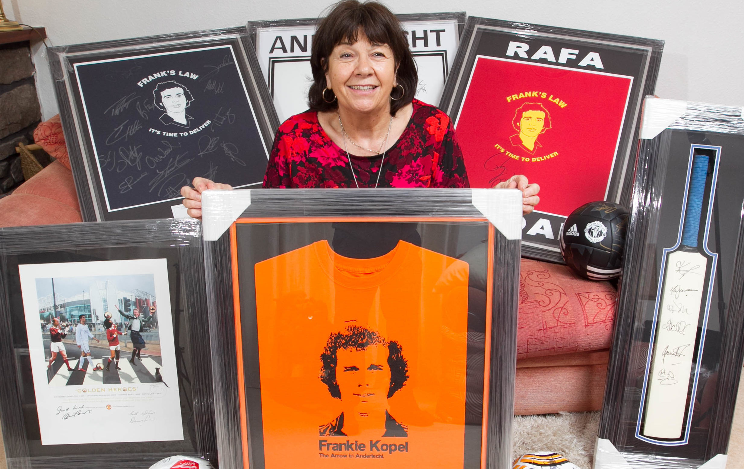 Amanda Kopel shows off the shirt signed by her late husband (Chris Austin / DC Thomson)