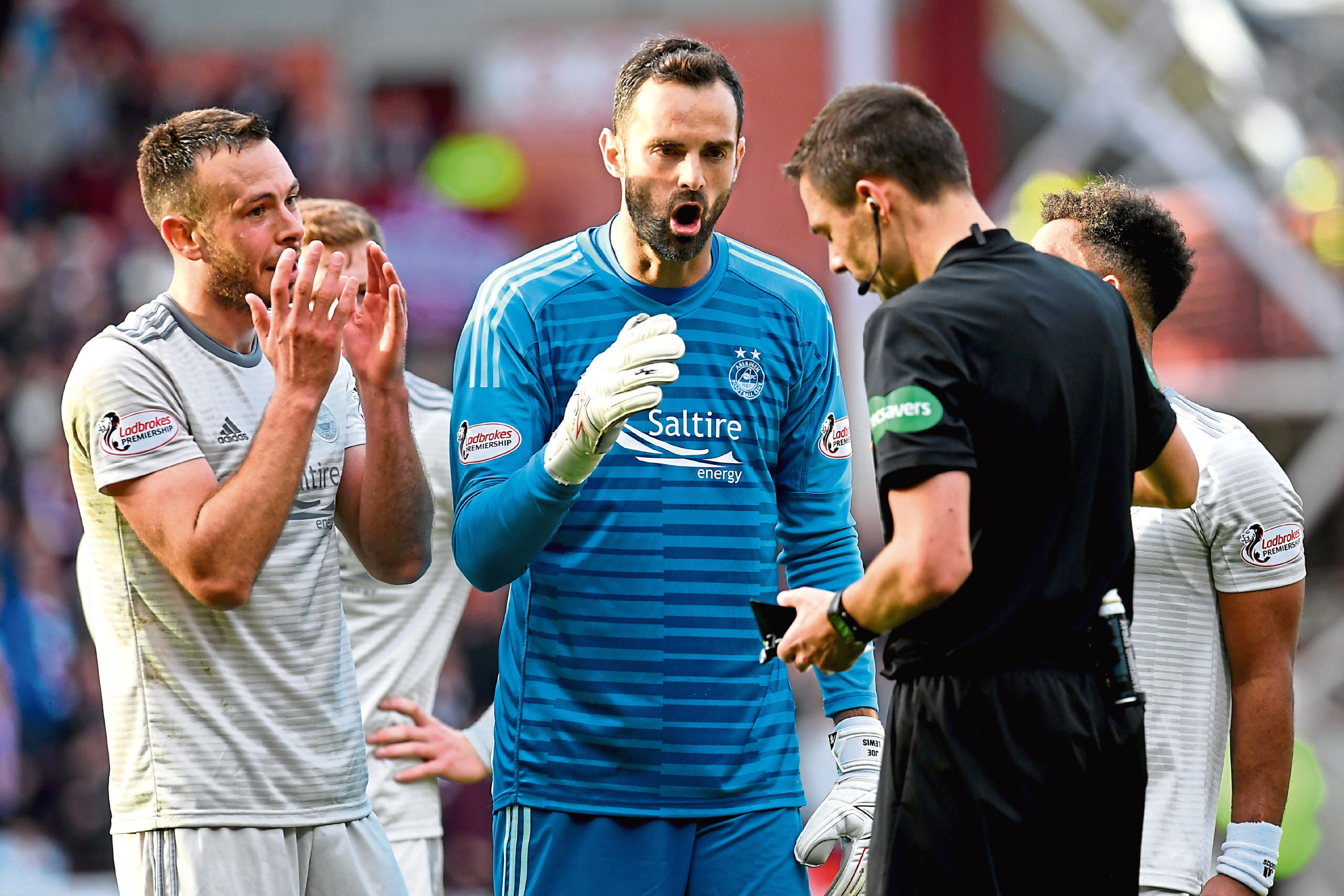 Aberdeen's Andy Considine and Joe Lewis complain to referee Kevin Clancy (SNS Group)