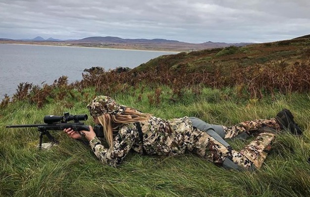 Ms Switlyk aiming her gun in the Islay wilderness. (Instagram @larysaunleashed)