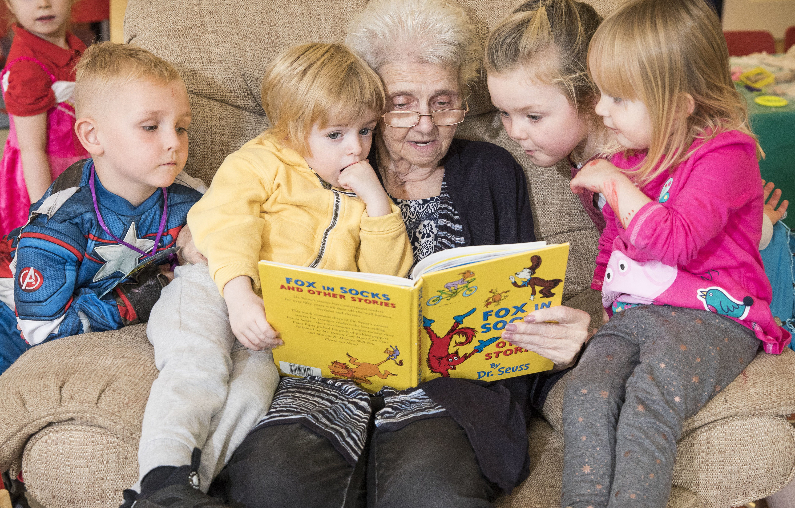 Agnes Gilmour reads to kids Cooper Mullin, Lewis Galloway, Agnes, Amelia Mitchell & Edie Kelly (Jamie Williamson)