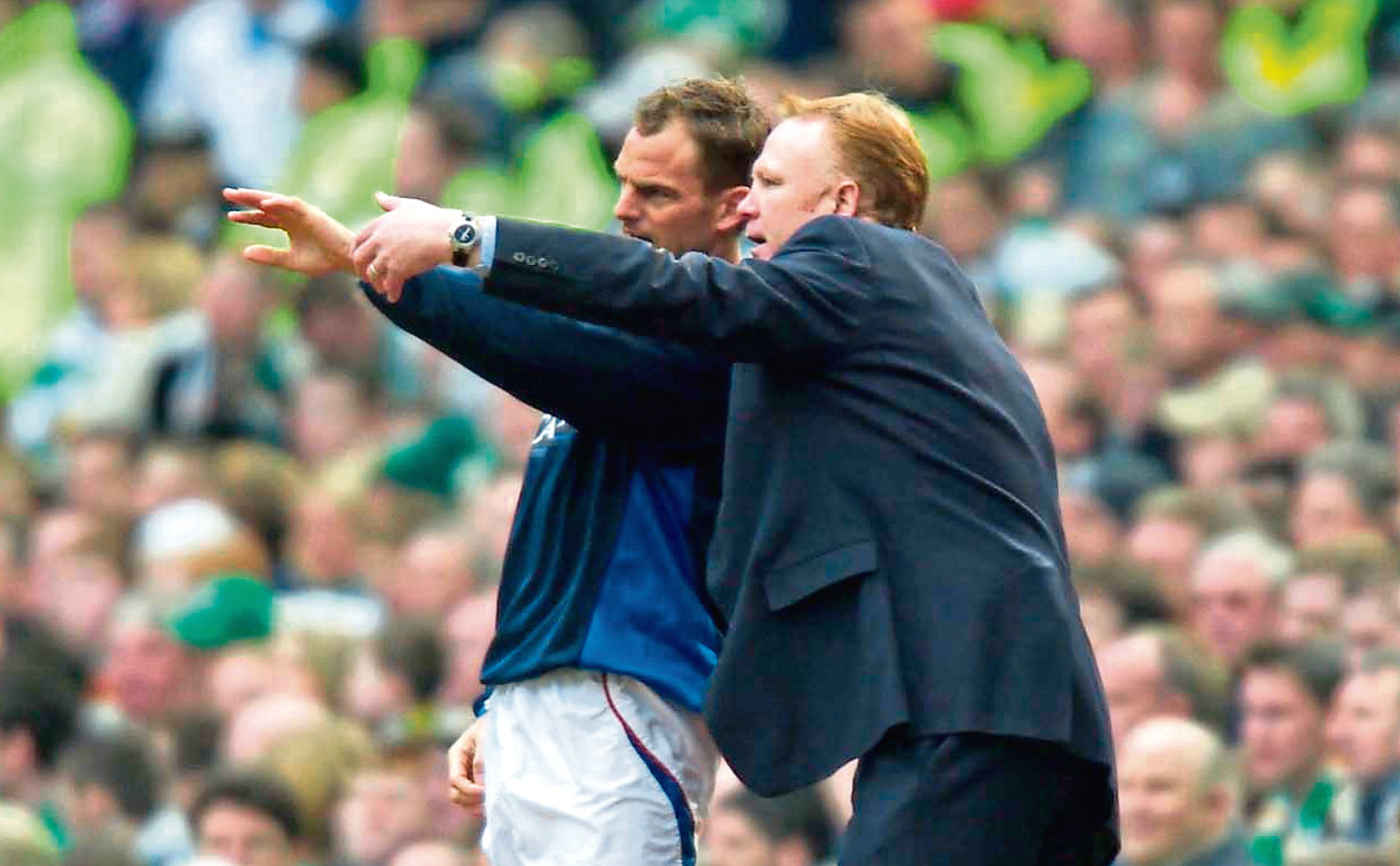 2004 - Rangers manager Alex Mcleish (right) gives instructions to Ronald de Boer (SNS Group)