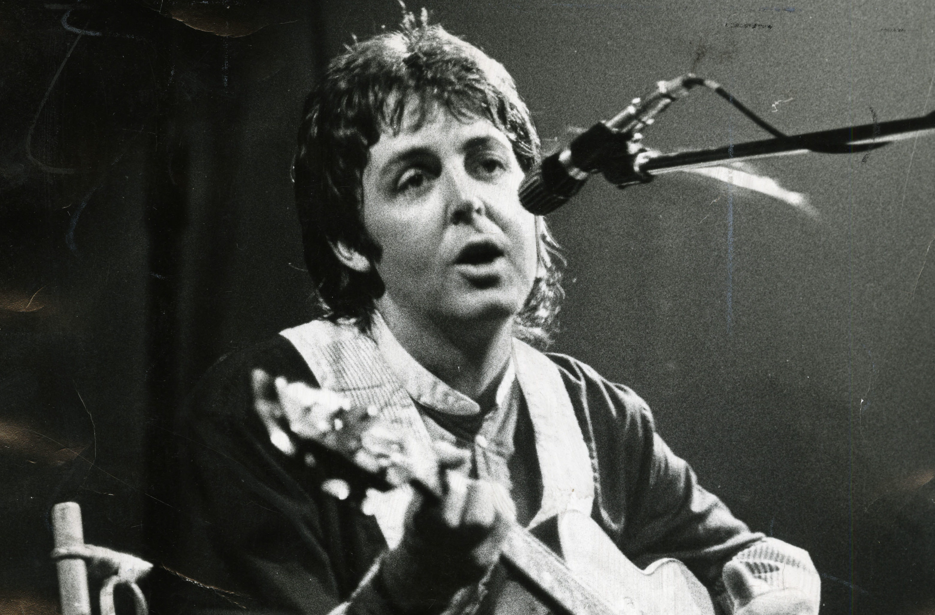 Paul McCartney performing in Dundee, 1975 (DC Thomson)