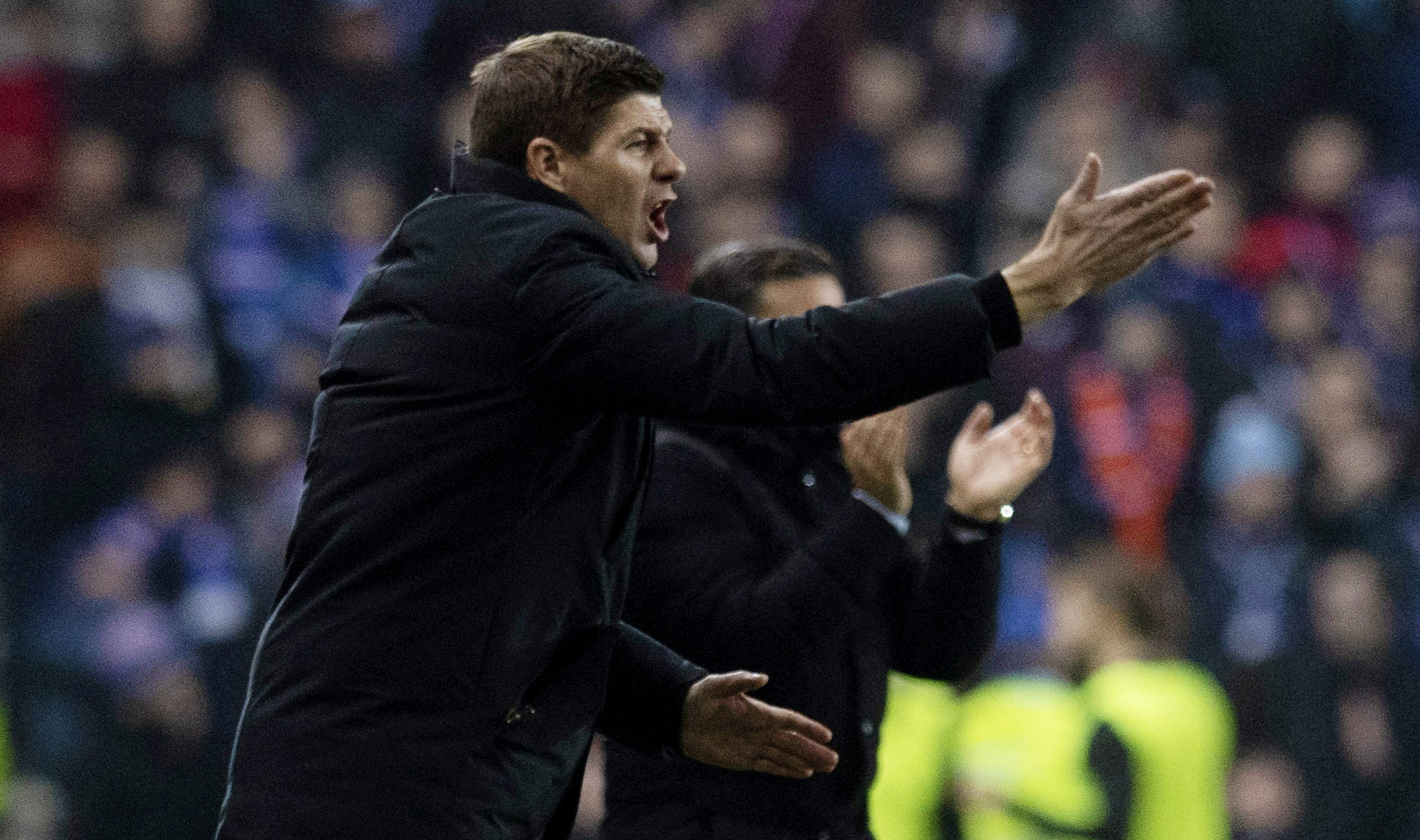 Rangers manager Steven Gerrard shouts instructions to his players (SNS Group / Craig Williamson)
