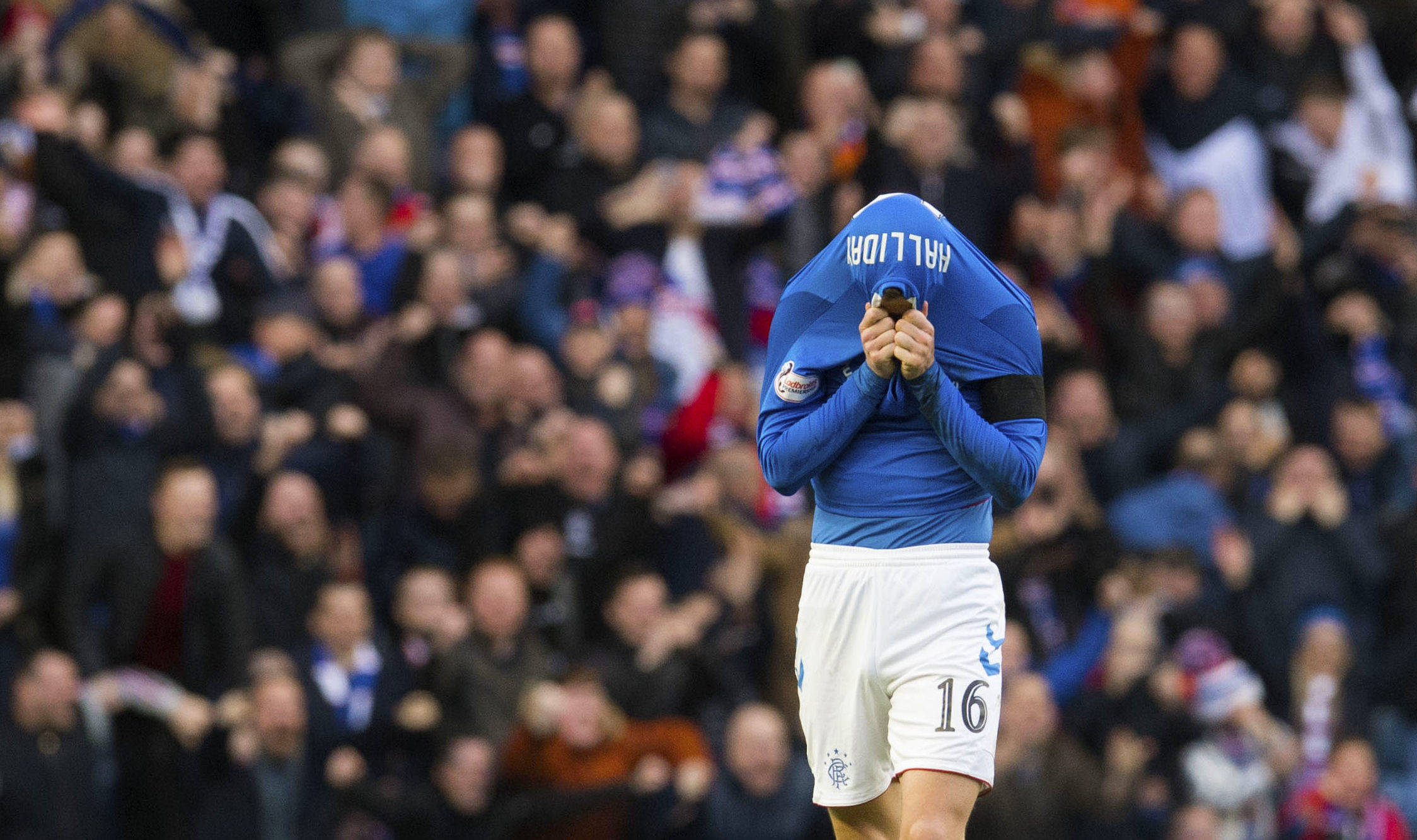 Andy Halliday overwhelmed by emotion at full time (SNS Group)