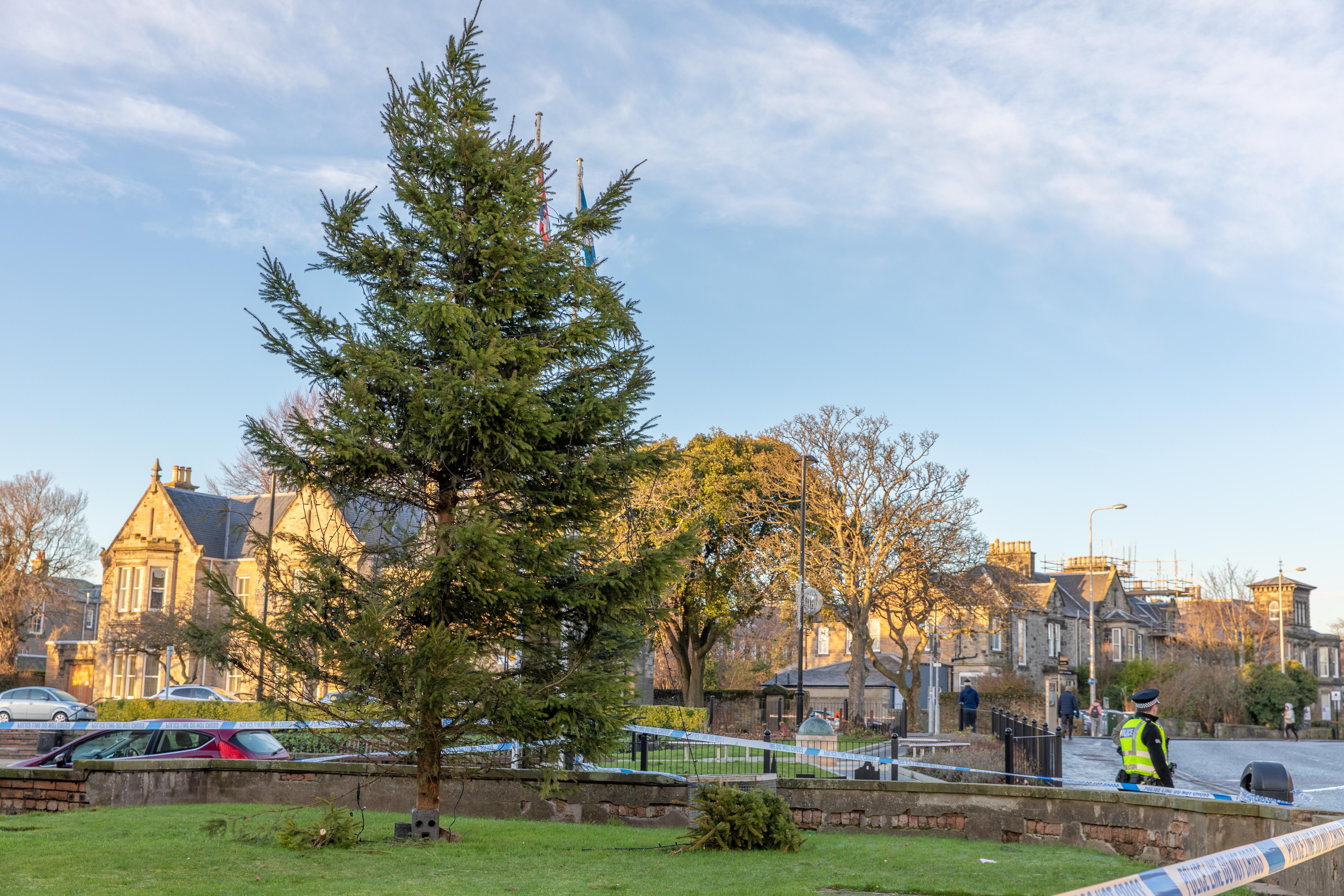 Police on scene at Kirkcaldy Town House 
(Steve Brown / DCT Media)