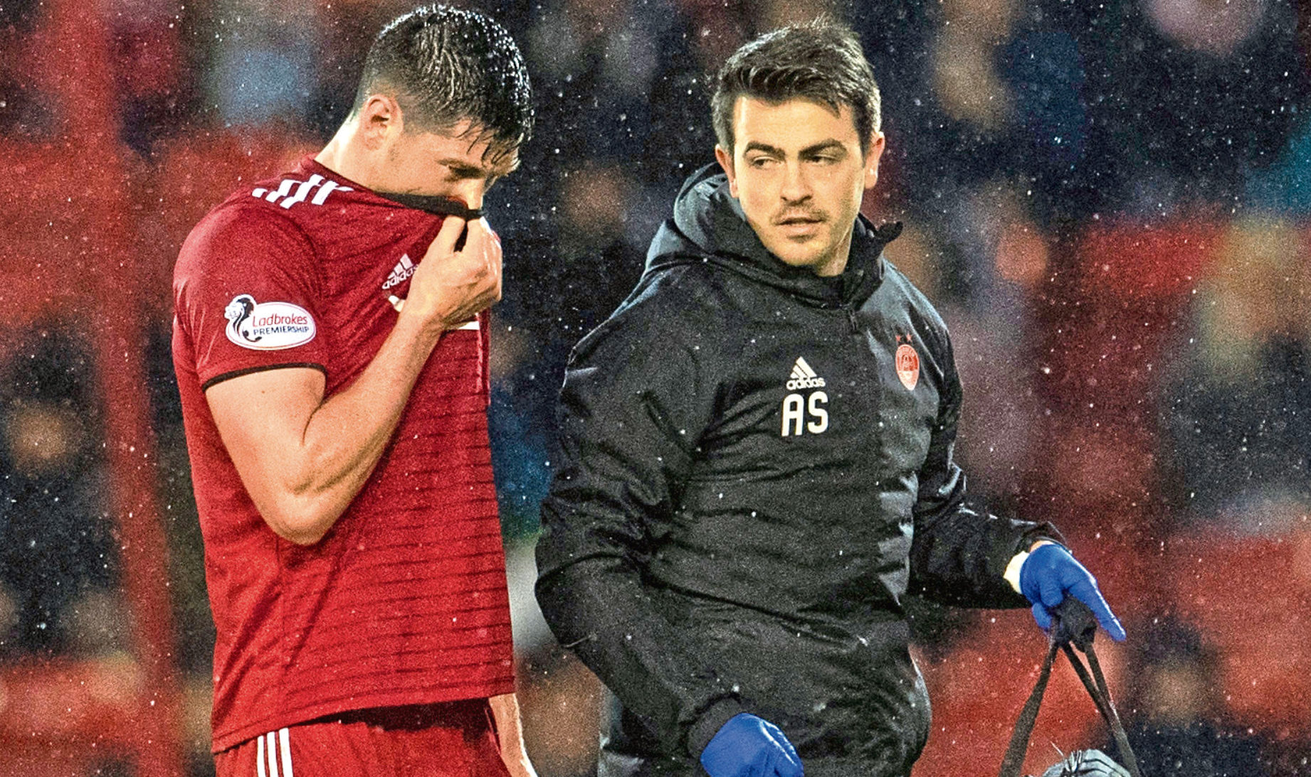 Aberdeens Scott McKenna is forced off with an injury (SNS Group)