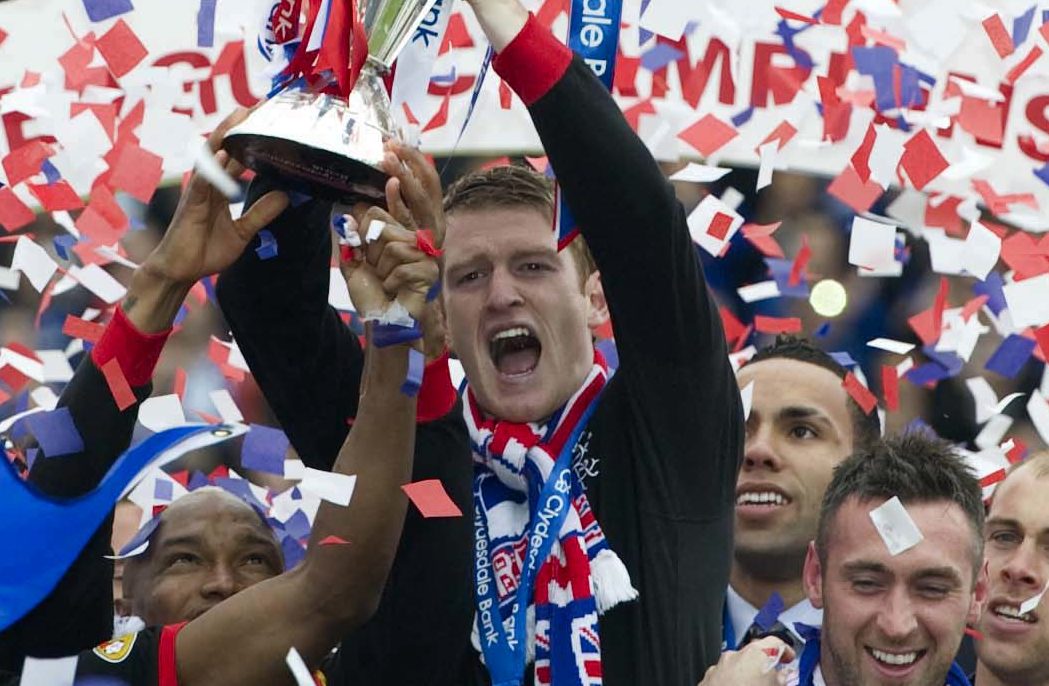 Rangers' Steven Davis lifts the Clydesdale Bank Premier League trophy, 2011 (SNS Group)