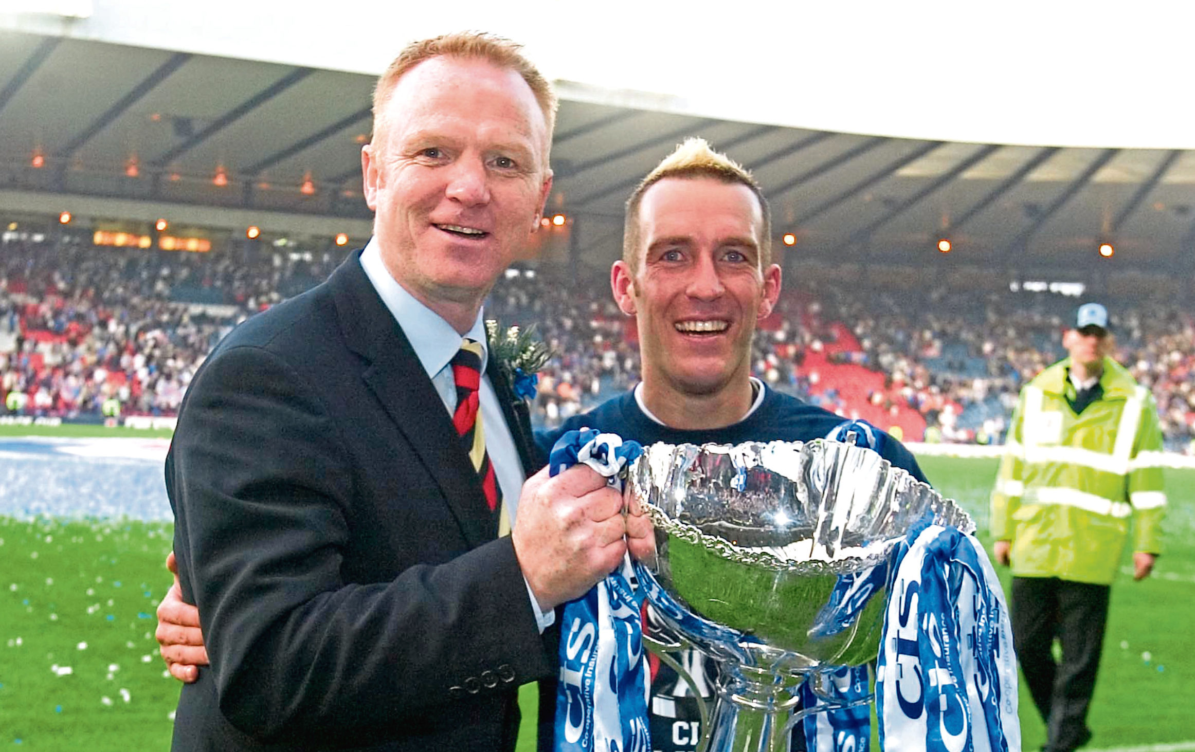 Rangers manager Alex McLeish (left) celebrates with skipper Fernando Ricksen after their CIS Cup win in 2005