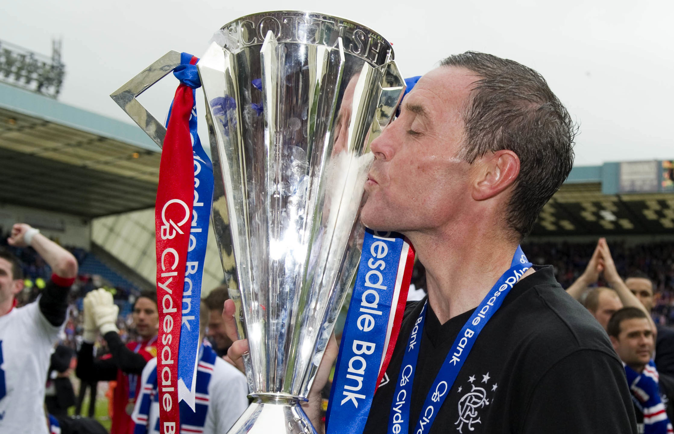 David Weir with the league trophy in 2011