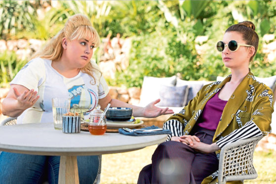 Rebel Wilson and Ann Hathaway in The Hustle