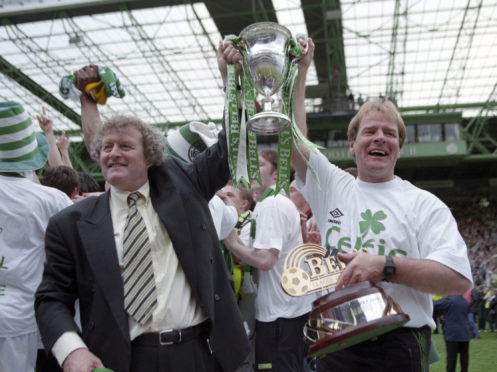 Celtic manager Wim Jansen (left) and assistant Murdo MacLeod show off the SPL trophy in 1998