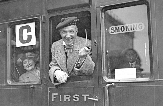 Sir Harry Lauder and his wife, Anne, depart from London on 1922 round-the-world tour