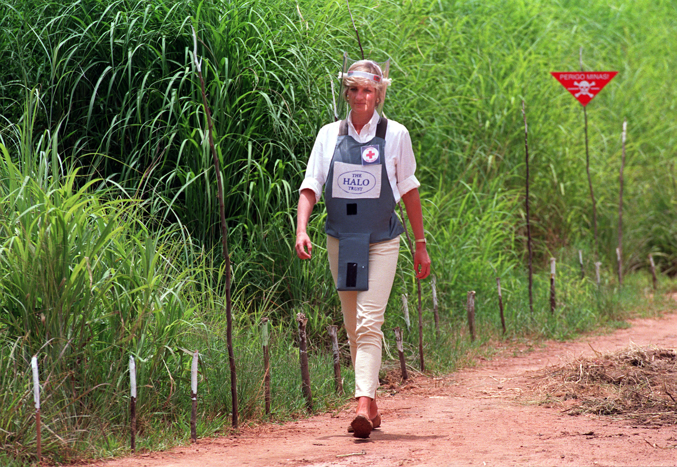 1997. Diana, Princess of Wales wearing a bombproof visor during her visit to a minefield in Huambo, in Angola