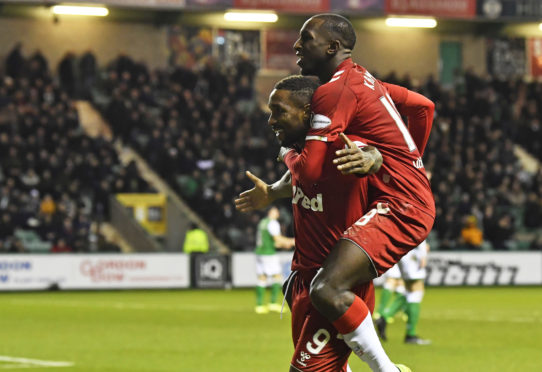 Jermain Defoe (L) celebrates making it 3-0 against Hibs with Glen Kamara