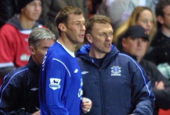 David Moyes passes on some instructions to Duncan Ferguson back in 2004