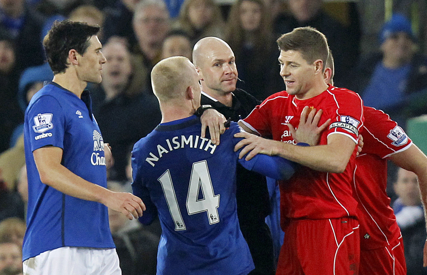 Steven Gerrard and Steven Naismith get acquainted during a Merseyside derby in 2015