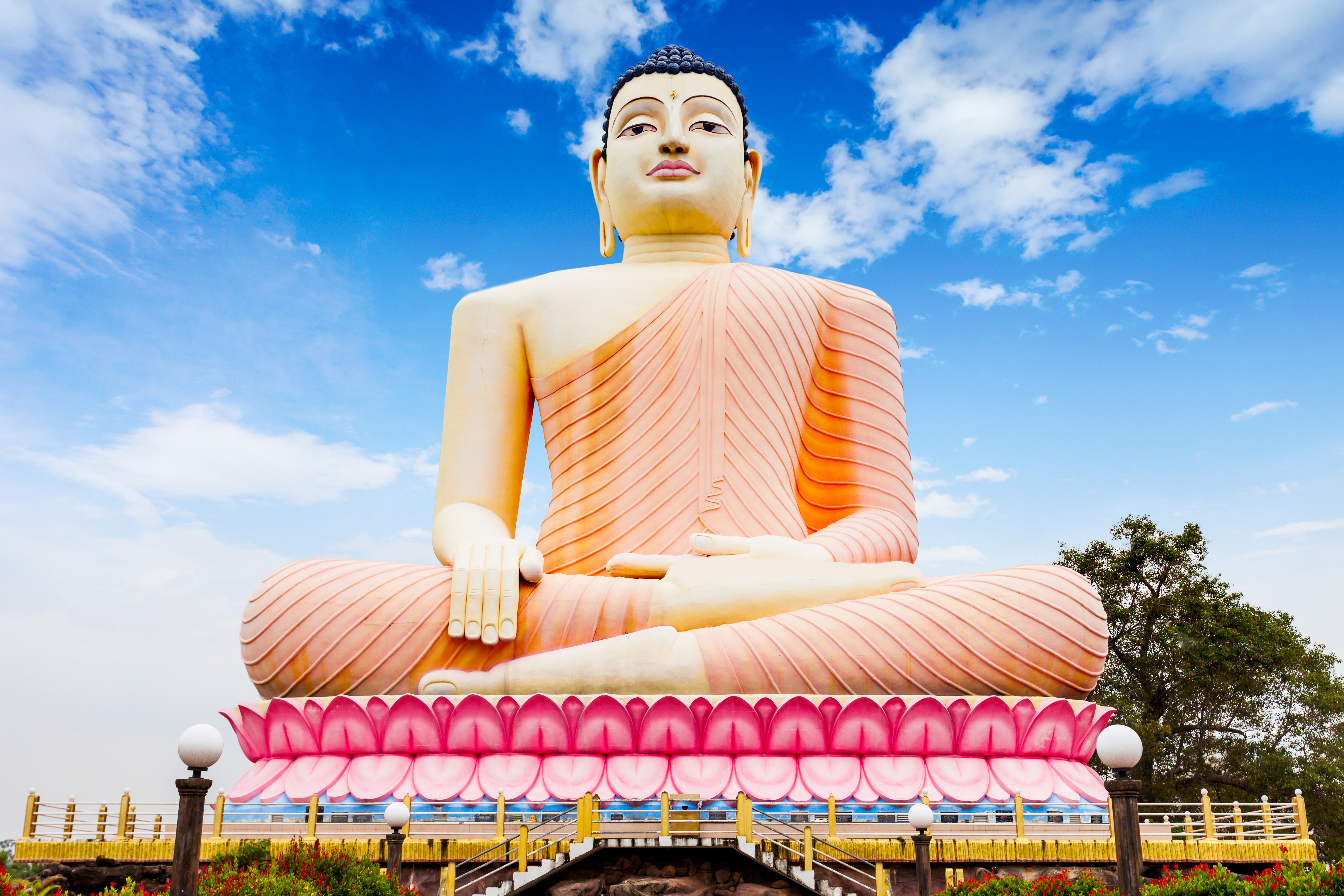 The huge sitting Buddha statue at the Kande Viharaya Temple 
in the ­village of Aluthgama