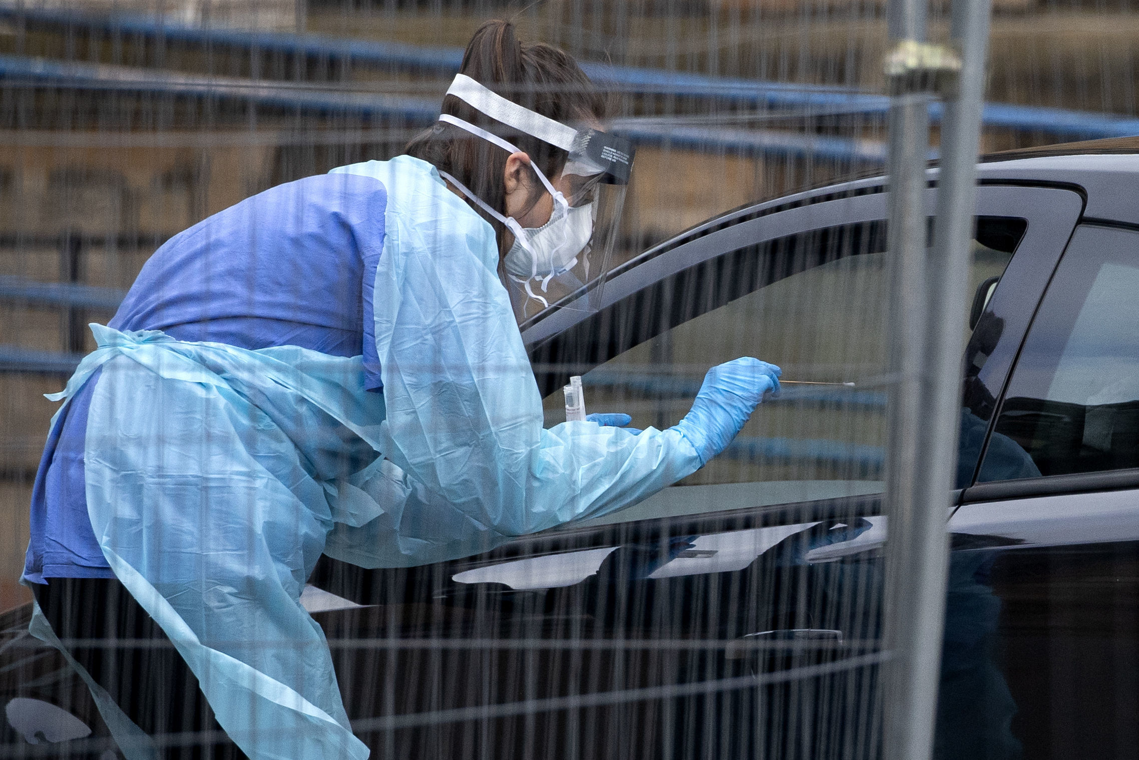 A health worker doing a coronavirus test