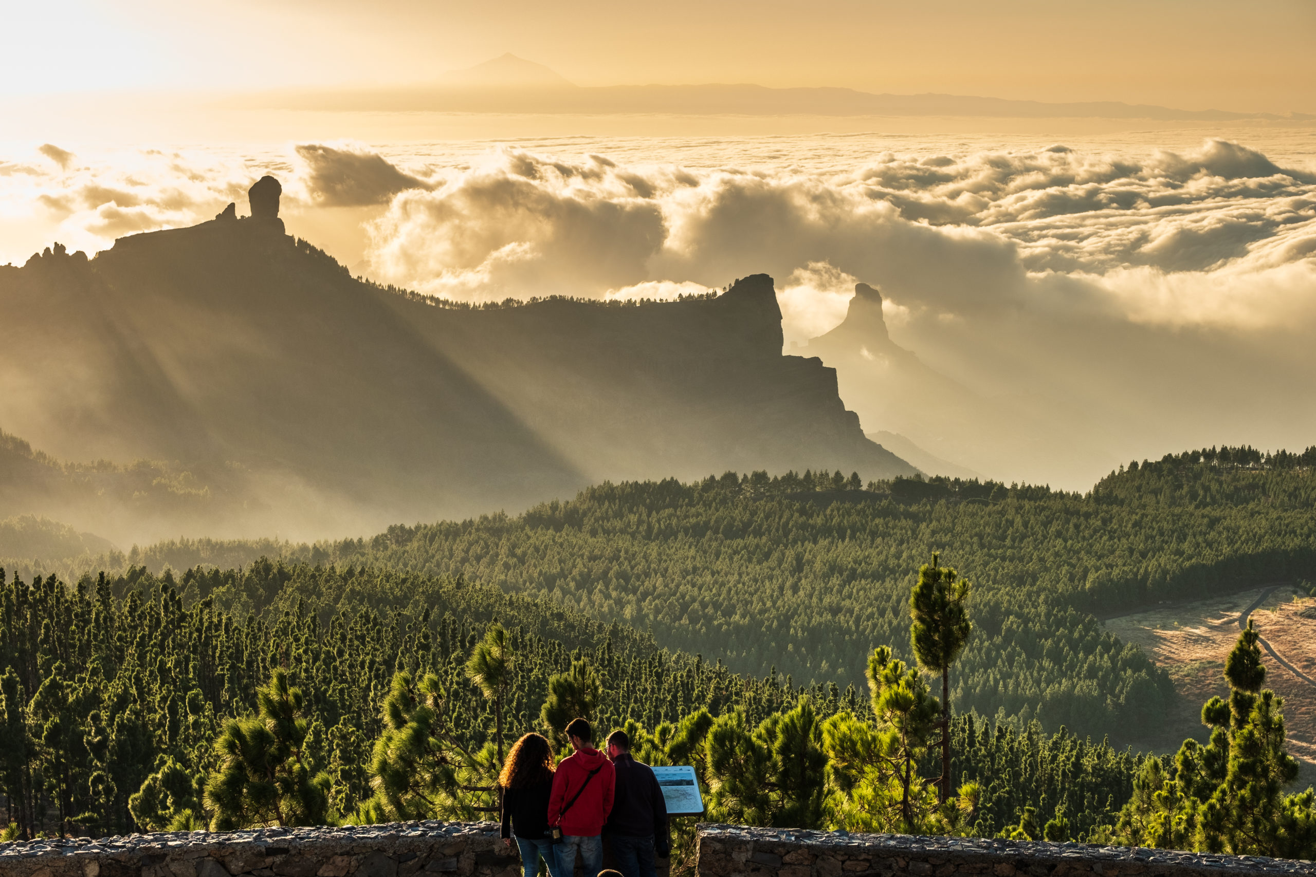 Stunning view of 
volcanic Roque Nublo in Gran Canaria’s central uplands