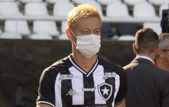 Botafogo’s Keisuke Honda enters the field of play in Brazil last month wearing a mask, just as the coronavirus pandemic was beginning to escalate